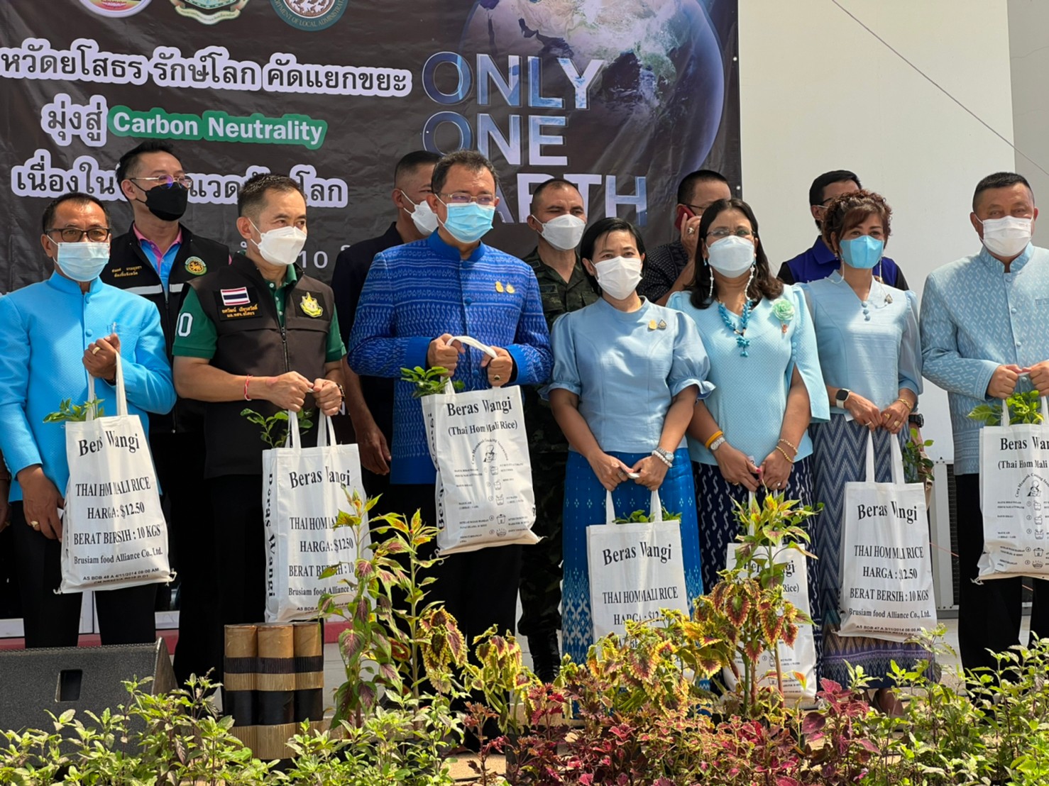 พช.ยโสธร จังหวัดยโสธร รับซื้อขยะรีไซเคิล ตามโครงการ คัดแยก (ขยะ) แลกบุญ ครั้งที่ 4  พร้อมร่วมกิจกรรมรักษ์โลก คัดแยกขยะ มุ่งสู่ Carbon Neutrality เนื่องในวันสิ่งแวดล้อมโลก ประจำปี 2565