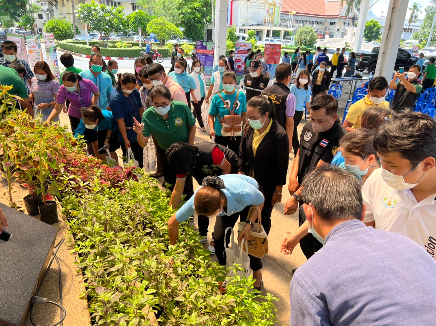 พช.ยโสธร จังหวัดยโสธร รับซื้อขยะรีไซเคิล ตามโครงการ คัดแยก (ขยะ) แลกบุญ ครั้งที่ 4  พร้อมร่วมกิจกรรมรักษ์โลก คัดแยกขยะ มุ่งสู่ Carbon Neutrality เนื่องในวันสิ่งแวดล้อมโลก ประจำปี 2565