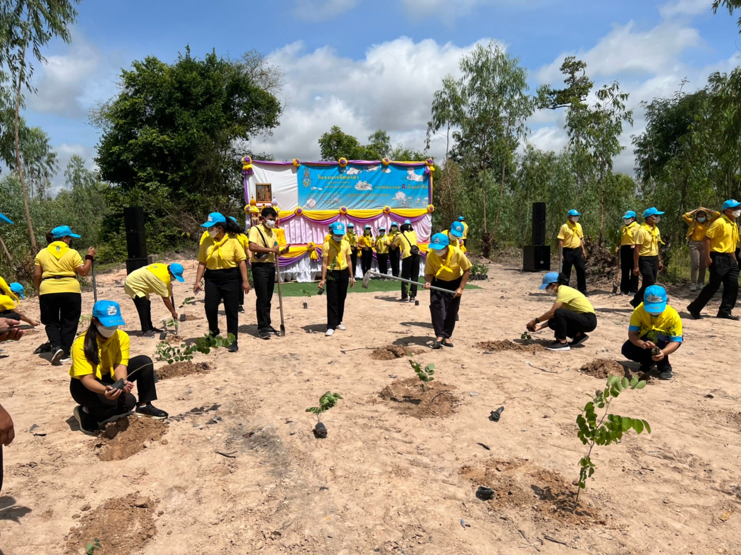 พช.ยโสธร ร่วมกิจกรรมจิตอาสาเฉลิมพระเกียรติสมเด็จพระนางเจ้าสุทิดา พัชรสุธาพิมลลักษณ พระบรมราชินี เนื่องในโอกาสวันเฉลิมพระชนมพรรษา 3 มิถุนายน 2565