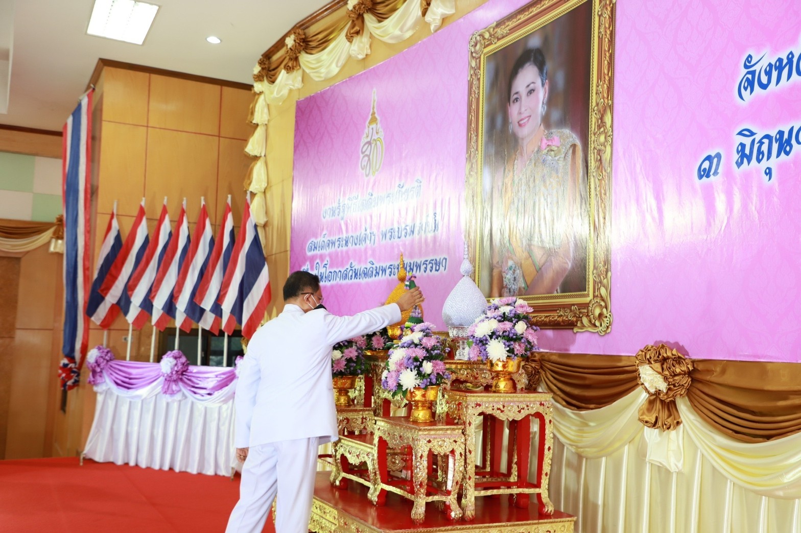 พช.ยโสธร ร่วมพิธีทำบุญตักบาตรถวายพระราชกุศลเฉลิมพระเกียรติสมเด็จพระนางเจ้าสุทิดา พัชรสุธาพิมลลักษณ พระบรมราชินี เนื่องในโอกาสวันเฉลิมพระชนมพรรษา 3 มิถุนายน 2565