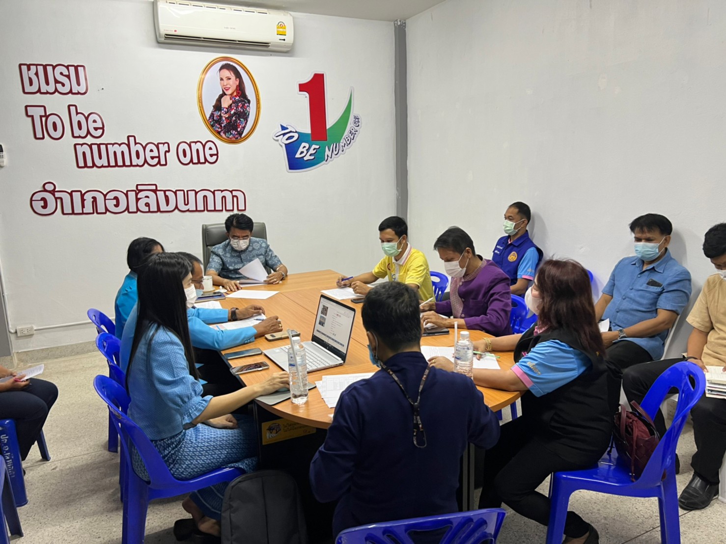 รองผู้ว่าราชการจังหวัดยโสธร ลงพื้นที่ประชุมติดตามการขับเคลื่อนการขจัดความยากจนและพัฒนาคนทุกช่วงวัยอย่างยั่งยืนตามหลักปรัชญาของเศรษฐกิจพอเพียง ในพื้นที่อำเภอเลิงนกทา จังหวัดยโสธร