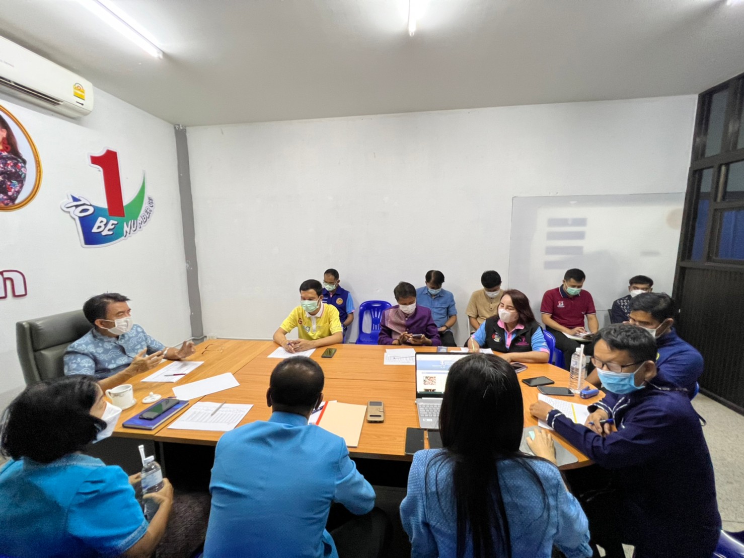 รองผู้ว่าราชการจังหวัดยโสธร ลงพื้นที่ประชุมติดตามการขับเคลื่อนการขจัดความยากจนและพัฒนาคนทุกช่วงวัยอย่างยั่งยืนตามหลักปรัชญาของเศรษฐกิจพอเพียง ในพื้นที่อำเภอเลิงนกทา จังหวัดยโสธร