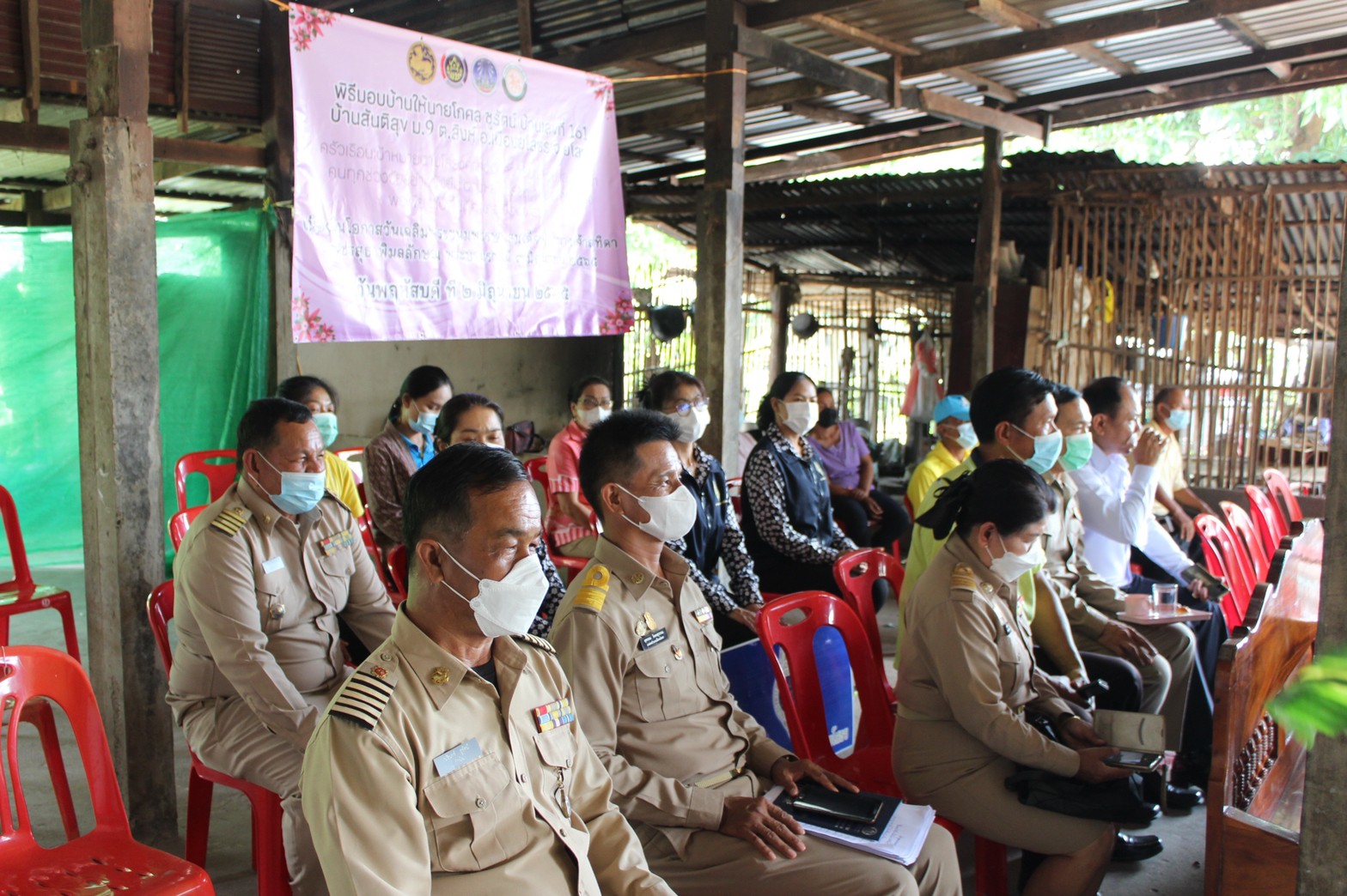พช.ยโสธร ร่วมมอบบ้านให้กับครัวเรือนเป้าหมาย ตามโครงการขจัดความยากจนและพัฒนาคนทุกช่วงวัยอย่างยืน ตามหลักปรัชญาของเศรษฐกิจพอเพียง ณ พื้นที่อำเภอเมืองยโสธร