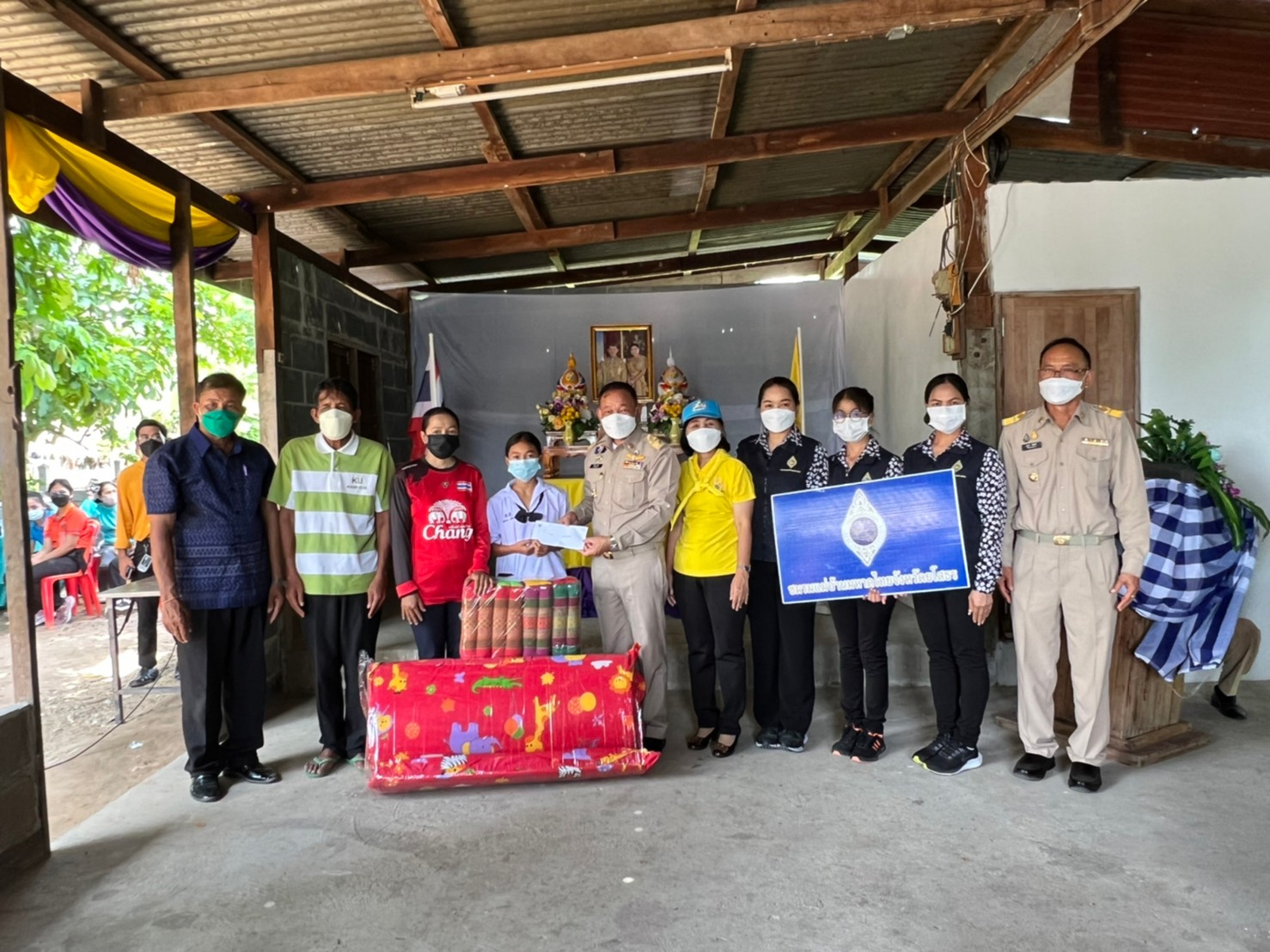 พช.ยโสธร ร่วมมอบบ้านให้กับครัวเรือนเป้าหมาย ตามโครงการขจัดความยากจนและพัฒนาคนทุกช่วงวัยอย่างยืน ตามหลักปรัชญาของเศรษฐกิจพอเพียง ณ พื้นที่อำเภอเมืองยโสธร