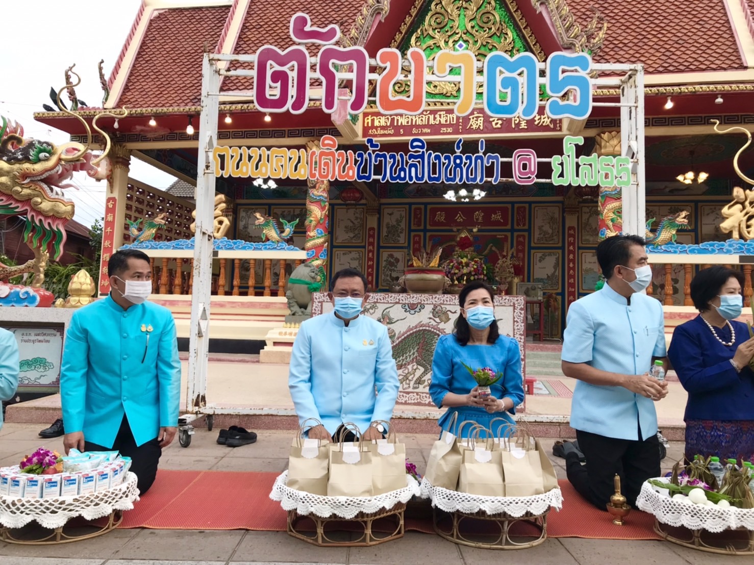 พช.ยโสธร สวมผ้าไทย ใส่ให้สนุก อนุรักษ์ผ้าไทยให้ทันสมัย ทำบุญตักบาตร ในงานทำบุญตักบาตรย้อนยุควิถีถิ่นวิถีไทย และจำหน่ายสินค้า OTOP ณ ถนนคนเดินยโสธร เมืองเก่าบ้านสิงห์ท่า