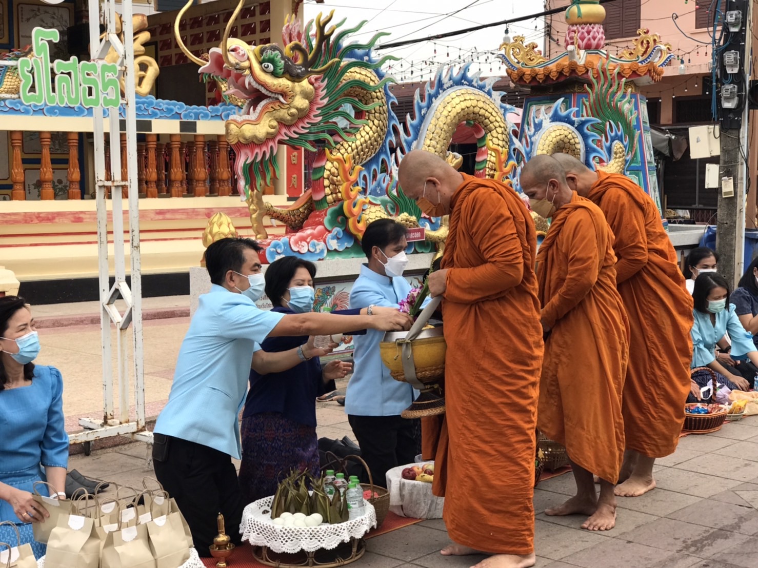พช.ยโสธร สวมผ้าไทย ใส่ให้สนุก อนุรักษ์ผ้าไทยให้ทันสมัย ทำบุญตักบาตร ในงานทำบุญตักบาตรย้อนยุควิถีถิ่นวิถีไทย และจำหน่ายสินค้า OTOP ณ ถนนคนเดินยโสธร เมืองเก่าบ้านสิงห์ท่า