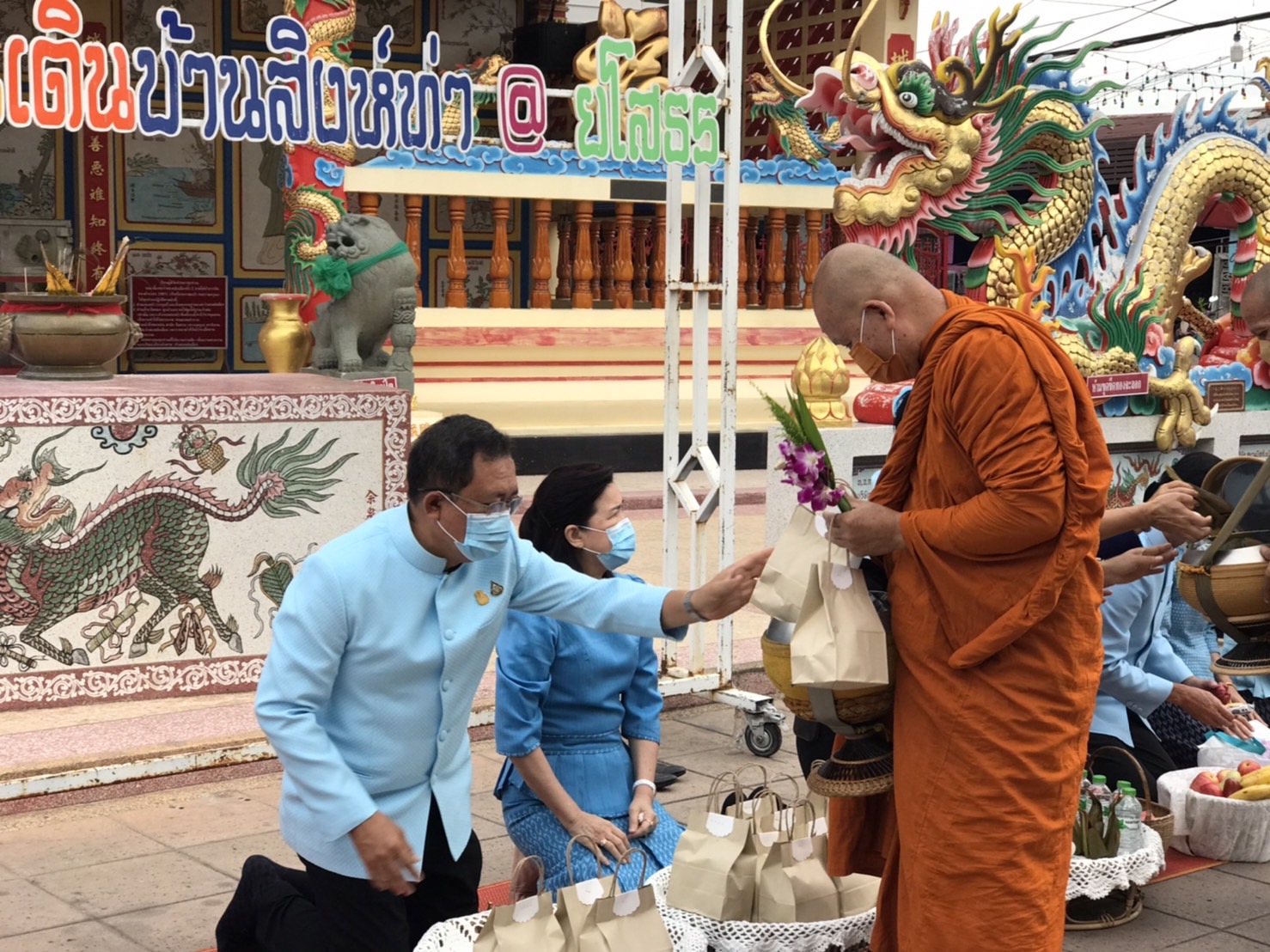 พช.ยโสธร สวมผ้าไทย ใส่ให้สนุก อนุรักษ์ผ้าไทยให้ทันสมัย ทำบุญตักบาตร ในงานทำบุญตักบาตรย้อนยุควิถีถิ่นวิถีไทย และจำหน่ายสินค้า OTOP ณ ถนนคนเดินยโสธร เมืองเก่าบ้านสิงห์ท่า