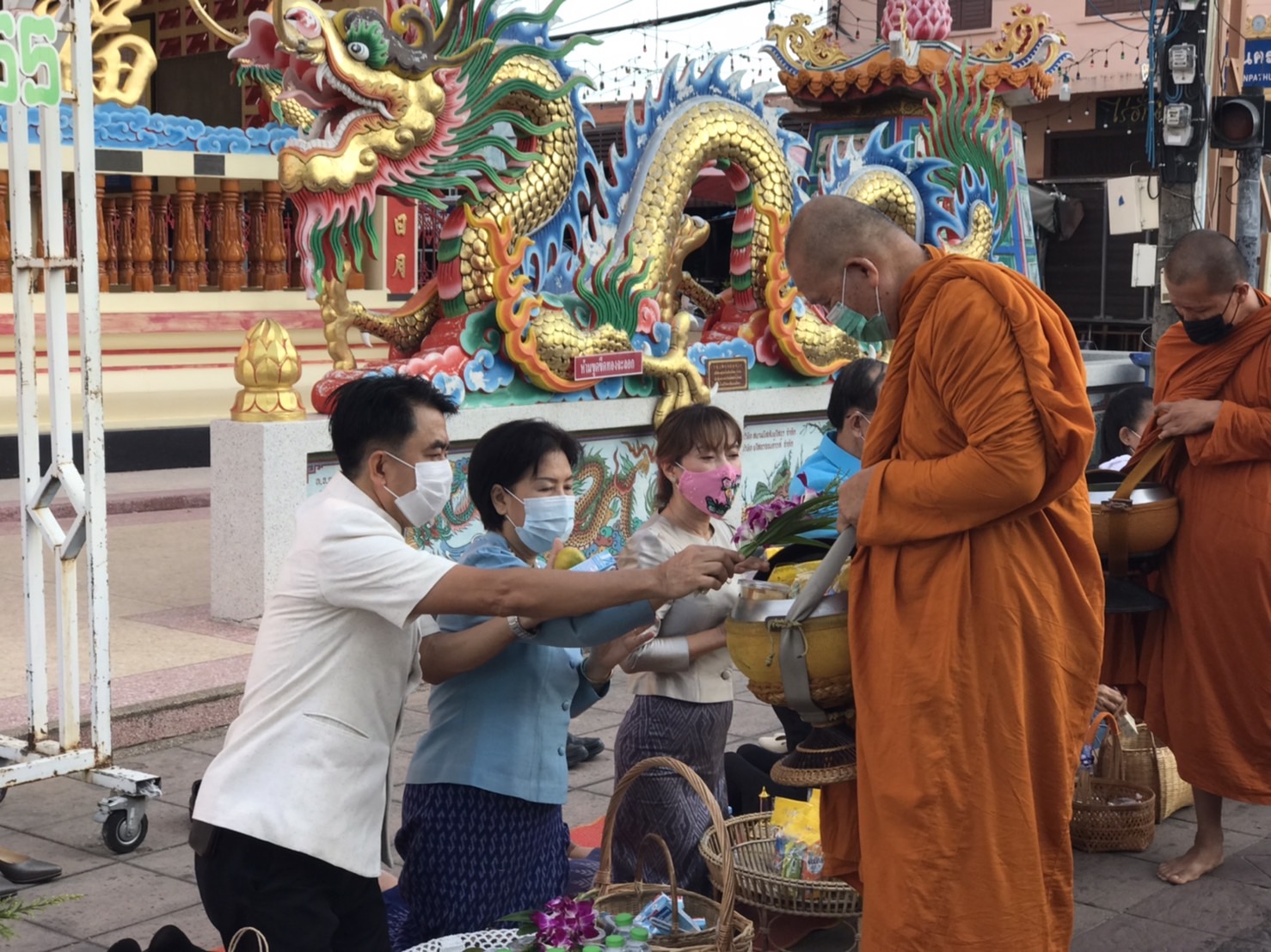 พช.ยโสธร สวมผ้าไทย ใส่ให้สนุก อนุรักษ์ผ้าไทยให้ทันสมัย ทำบุญตักบาตร ในงานทำบุญตักบาตรย้อนยุควิถีถิ่นวิถีไทย และจำหน่ายสินค้า OTOP ณ ถนนคนเดินยโสธร เมืองเก่าบ้านสิงห์ท่า