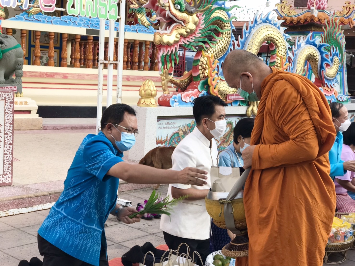 พช.ยโสธร สวมผ้าไทย ใส่ให้สนุก อนุรักษ์ผ้าไทยให้ทันสมัย ทำบุญตักบาตร ในงานทำบุญตักบาตรย้อนยุควิถีถิ่นวิถีไทย และจำหน่ายสินค้า OTOP ณ ถนนคนเดินยโสธร เมืองเก่าบ้านสิงห์ท่า