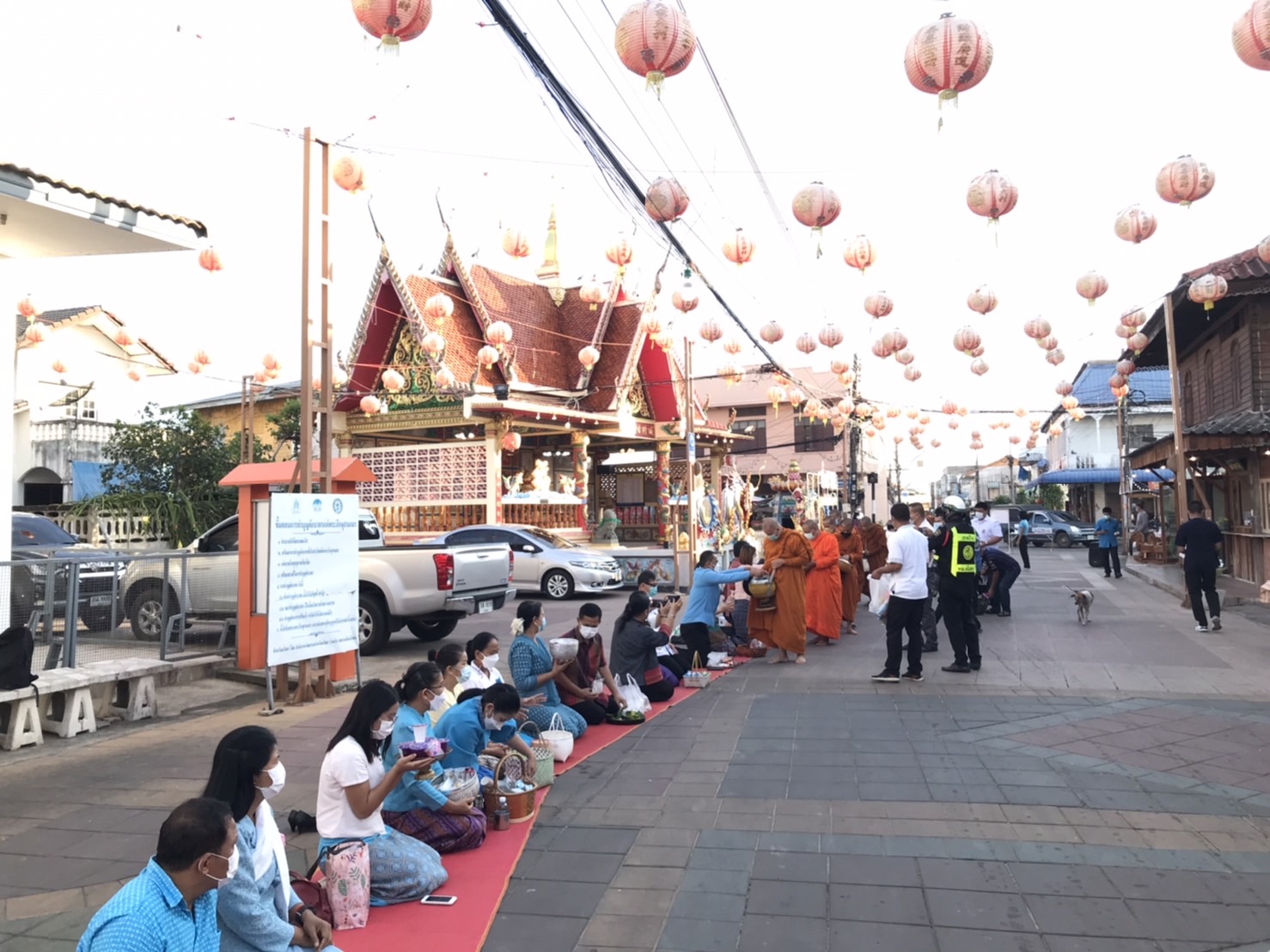พช.ยโสธร สวมผ้าไทย ใส่ให้สนุก อนุรักษ์ผ้าไทยให้ทันสมัย ทำบุญตักบาตร ในงานทำบุญตักบาตรย้อนยุควิถีถิ่นวิถีไทย และจำหน่ายสินค้า OTOP ณ ถนนคนเดินยโสธร เมืองเก่าบ้านสิงห์ท่า