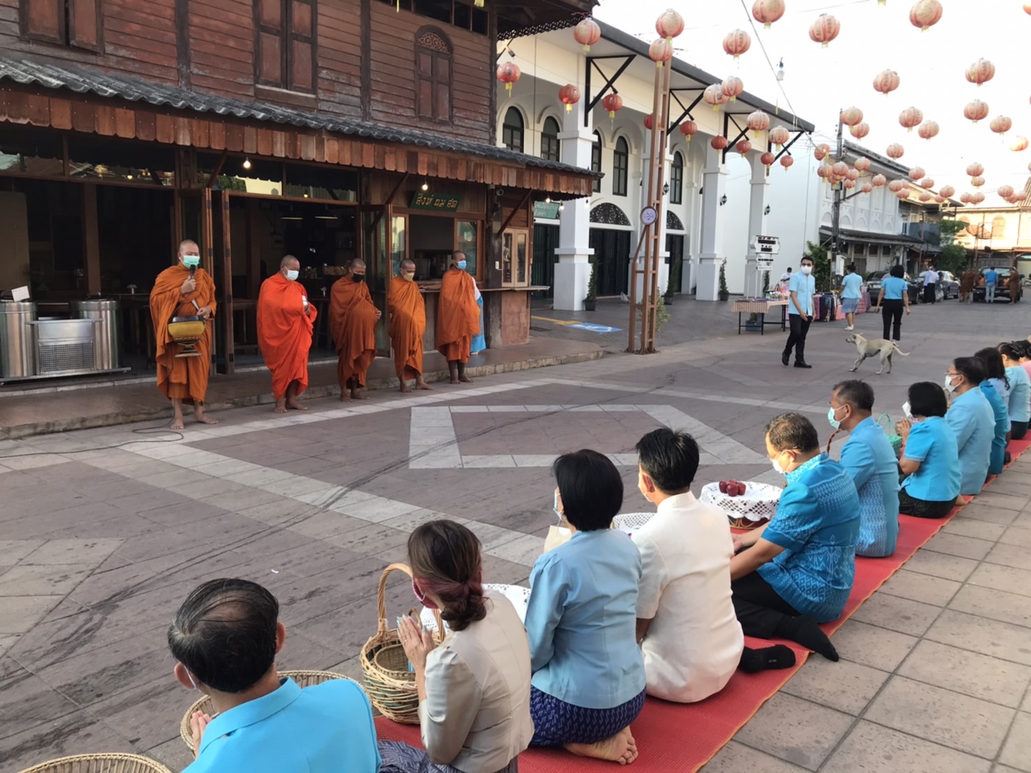 พช.ยโสธร สวมผ้าไทย ใส่ให้สนุก อนุรักษ์ผ้าไทยให้ทันสมัย ทำบุญตักบาตร ในงานทำบุญตักบาตรย้อนยุควิถีถิ่นวิถีไทย และจำหน่ายสินค้า OTOP ณ ถนนคนเดินยโสธร เมืองเก่าบ้านสิงห์ท่า