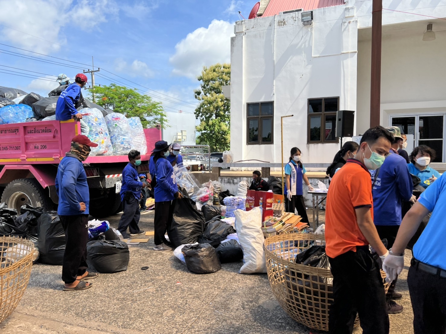 พช.ยโสธร จังหวัดยโสธร รับซื้อขยะรีไซเคิล ตามโครงการ คัดแยก (ขยะ) แลกบุญ ครั้งที่ 4  พร้อมร่วมกิจกรรมรักษ์โลก คัดแยกขยะ มุ่งสู่ Carbon Neutrality เนื่องในวันสิ่งแวดล้อมโลก ประจำปี 2565
