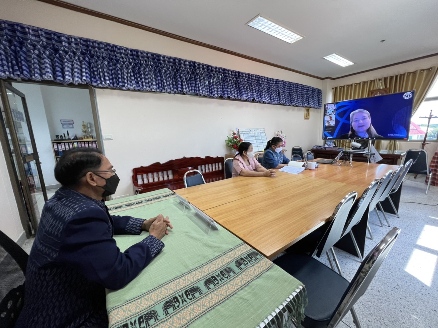 พช.ยโสธร ร่วมประชุมการเสวนาแลกเปลี่ยนประสบการณ์ ในหัวข้อ “สนทนาความยากจนในชนบทไทย”ผ่านระบบออนไลน์ Zoom Cloud Meeting