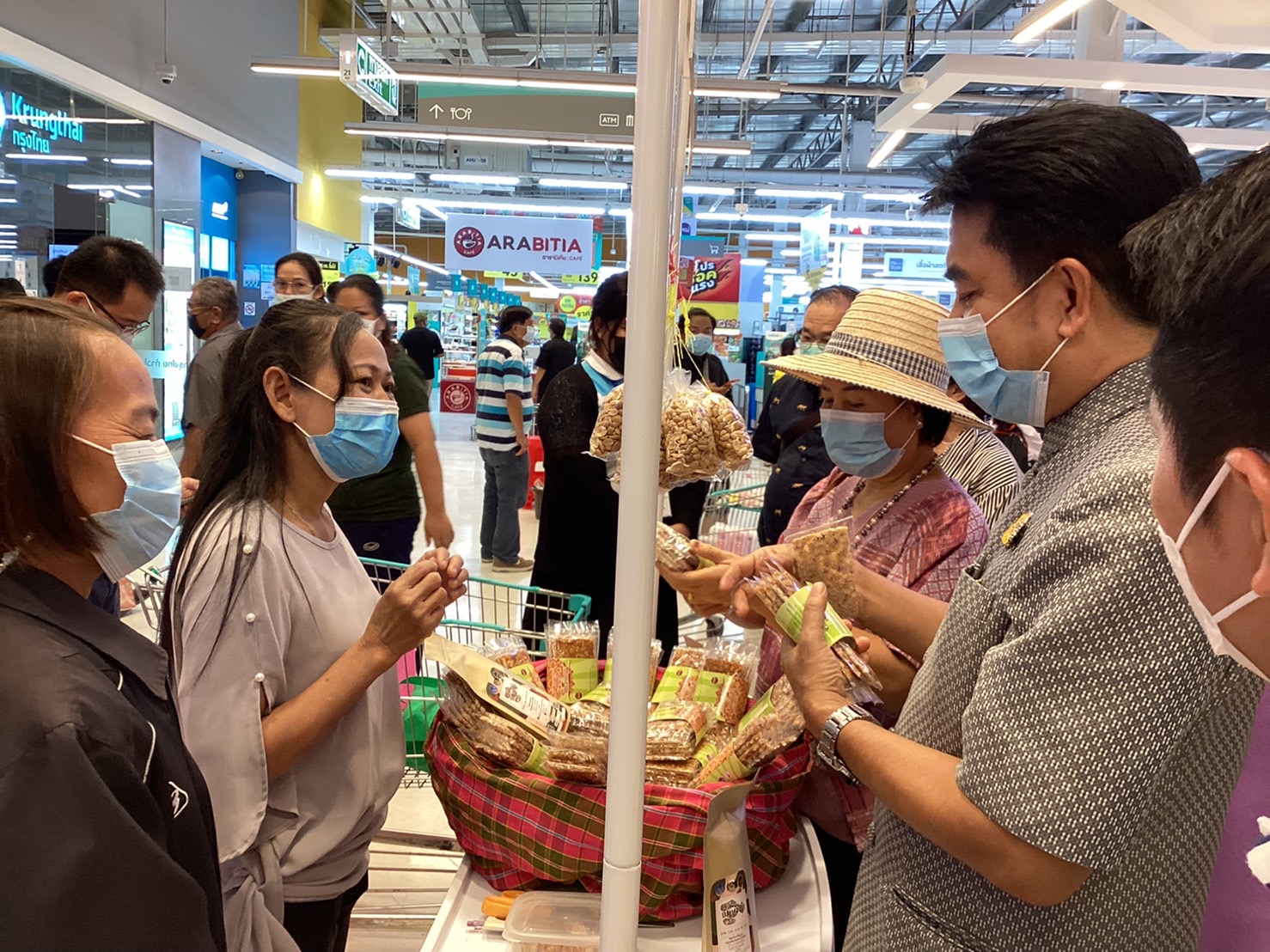 พช.ยโสธร จัดกิจกรรมทดสอบตลาด โครงการส่งเสริมกระบวนการเครือข่ายองค์ความรู้ (Knowledge – Based OTOP : KBO) จังหวัด “สุขใจ สุขช้อป OTOP ยโสธร ตลาดใหม่คนไทยยิ้มได้