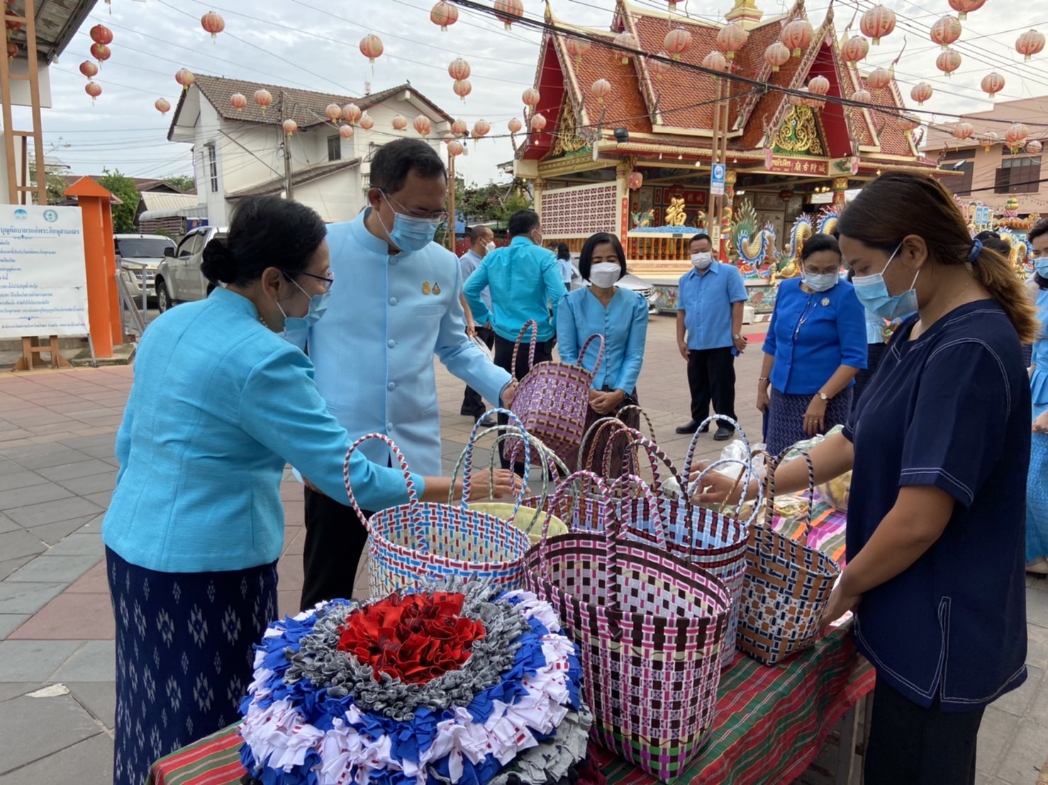 พช.ยโสธร สวมผ้าไทย ใส่ให้สนุก อนุรักษ์ผ้าไทยให้ทันสมัย ทำบุญตักบาตร ในงานทำบุญตักบาตรย้อนยุควิถีถิ่นวิถีไทย และจำหน่ายสินค้า OTOP ณ ถนนคนเดินยโสธร เมืองเก่าบ้านสิงห์ท่า