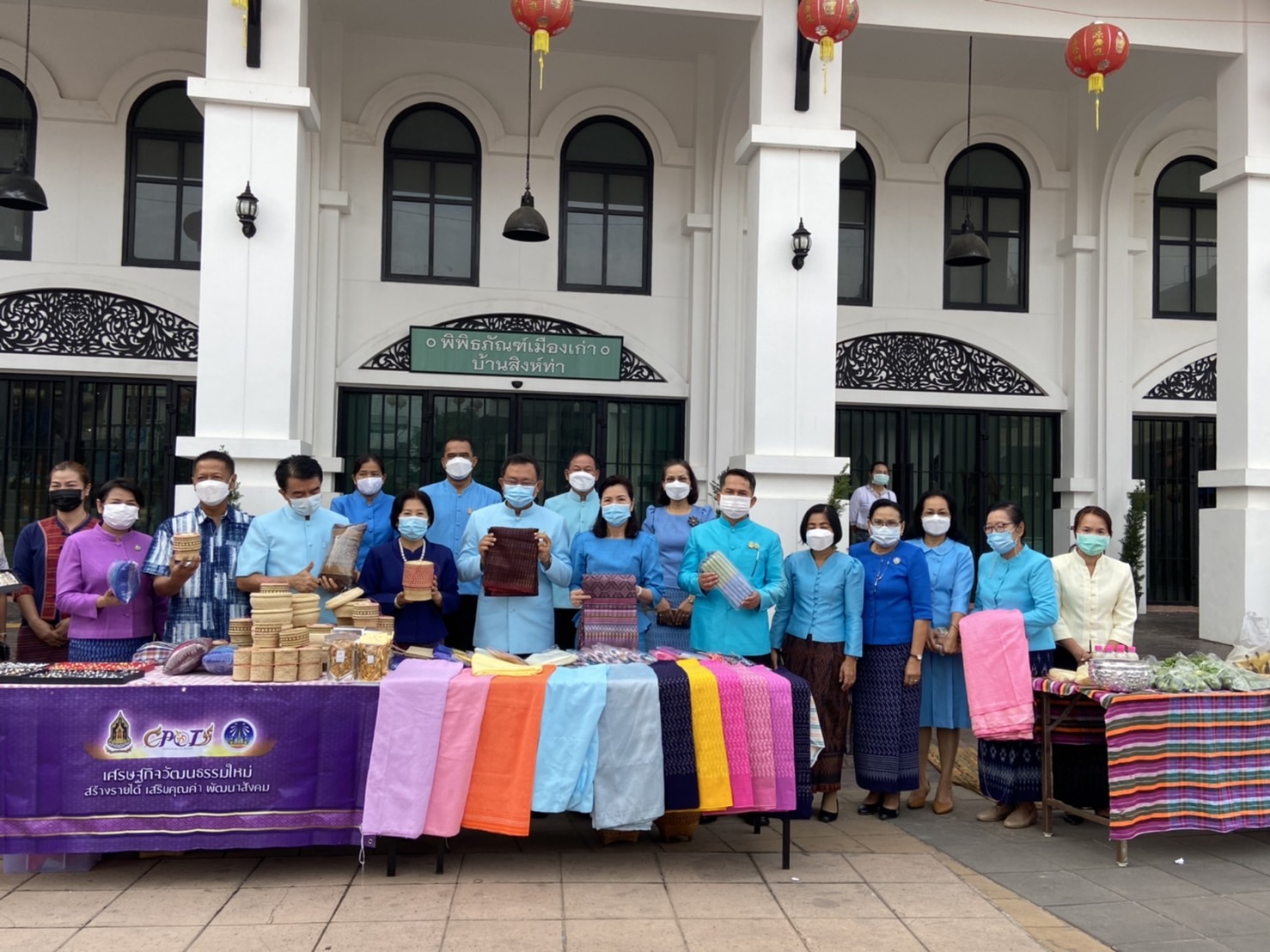 พช.ยโสธร สวมผ้าไทย ใส่ให้สนุก อนุรักษ์ผ้าไทยให้ทันสมัย ทำบุญตักบาตร ในงานทำบุญตักบาตรย้อนยุควิถีถิ่นวิถีไทย และจำหน่ายสินค้า OTOP ณ ถนนคนเดินยโสธร เมืองเก่าบ้านสิงห์ท่า