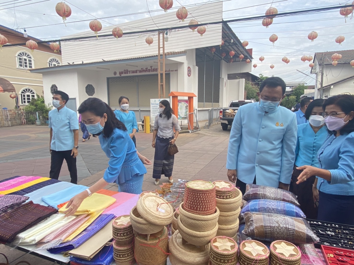 พช.ยโสธร สวมผ้าไทย ใส่ให้สนุก อนุรักษ์ผ้าไทยให้ทันสมัย ทำบุญตักบาตร ในงานทำบุญตักบาตรย้อนยุควิถีถิ่นวิถีไทย และจำหน่ายสินค้า OTOP ณ ถนนคนเดินยโสธร เมืองเก่าบ้านสิงห์ท่า