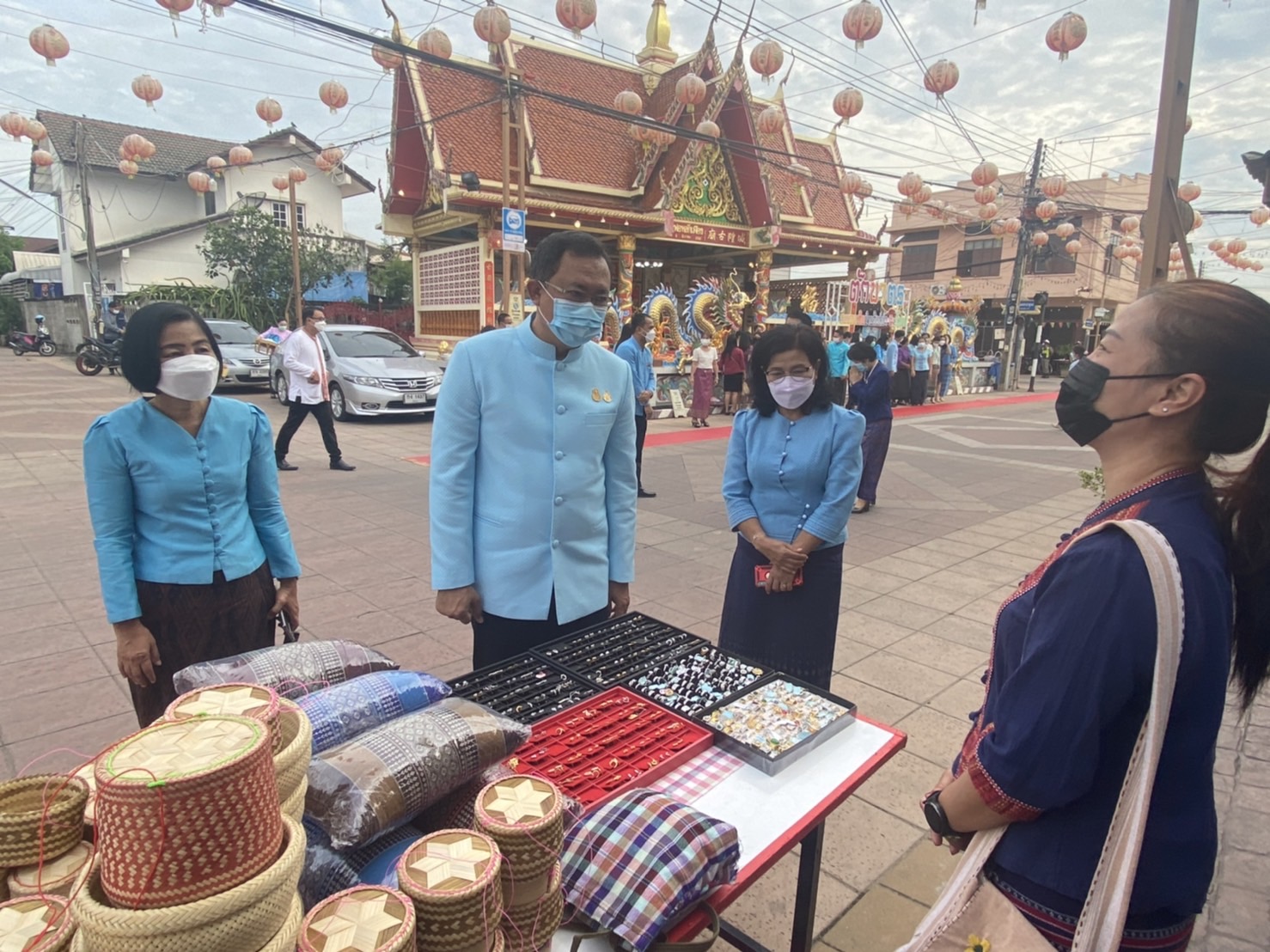 พช.ยโสธร สวมผ้าไทย ใส่ให้สนุก อนุรักษ์ผ้าไทยให้ทันสมัย ทำบุญตักบาตร ในงานทำบุญตักบาตรย้อนยุควิถีถิ่นวิถีไทย และจำหน่ายสินค้า OTOP ณ ถนนคนเดินยโสธร เมืองเก่าบ้านสิงห์ท่า