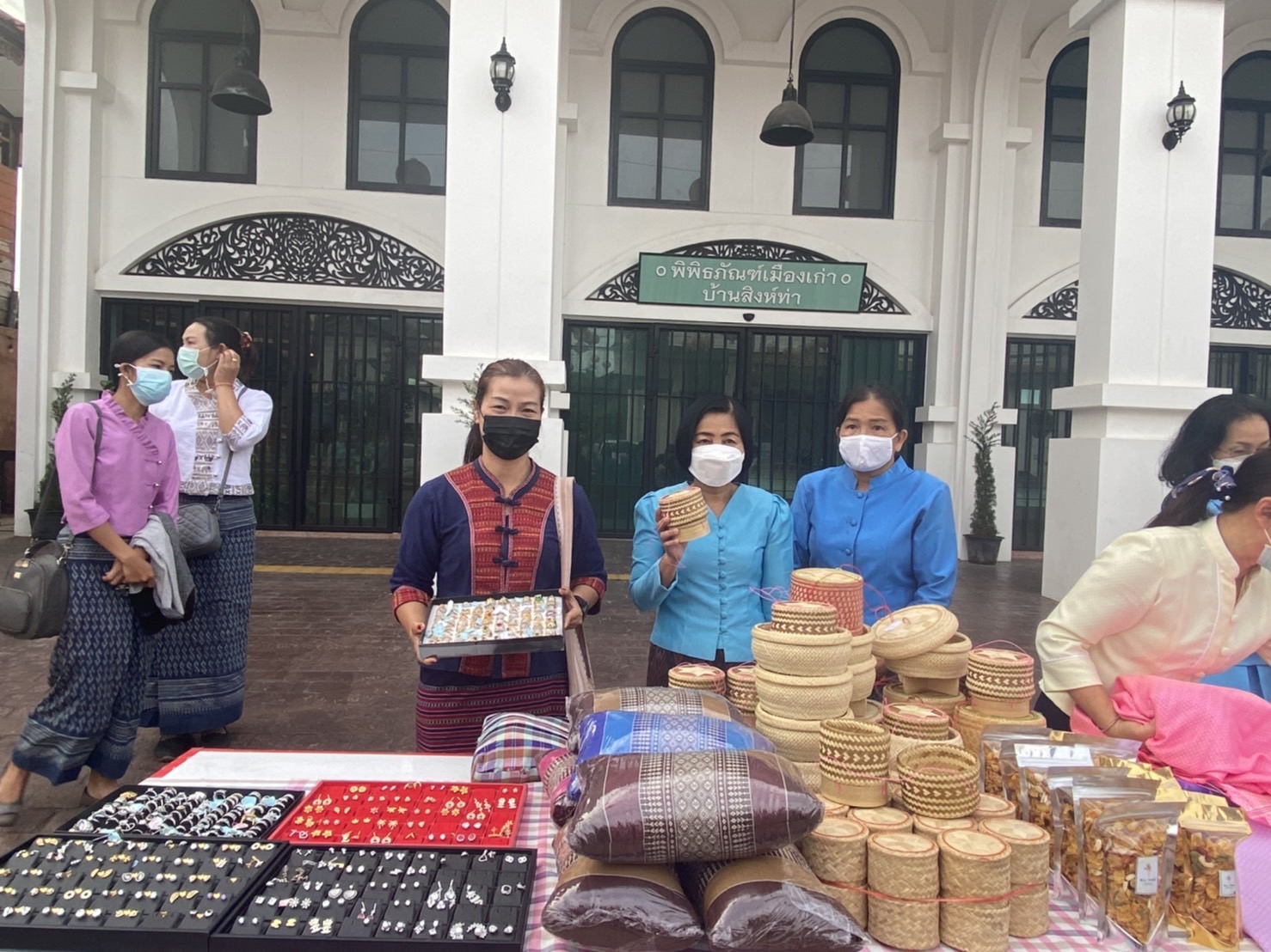 พช.ยโสธร สวมผ้าไทย ใส่ให้สนุก อนุรักษ์ผ้าไทยให้ทันสมัย ทำบุญตักบาตร ในงานทำบุญตักบาตรย้อนยุควิถีถิ่นวิถีไทย และจำหน่ายสินค้า OTOP ณ ถนนคนเดินยโสธร เมืองเก่าบ้านสิงห์ท่า