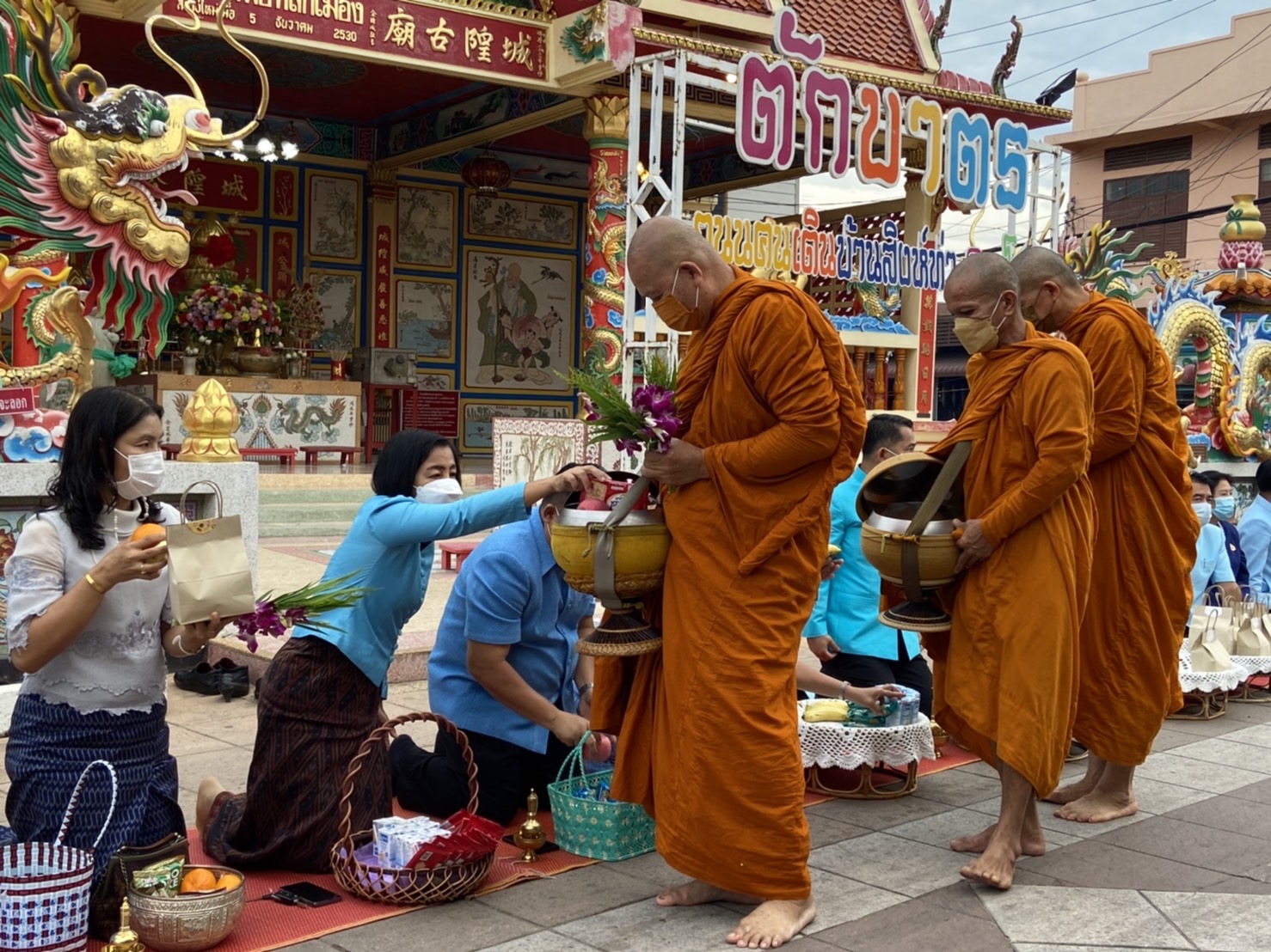 พช.ยโสธร สวมผ้าไทย ใส่ให้สนุก อนุรักษ์ผ้าไทยให้ทันสมัย ทำบุญตักบาตร ในงานทำบุญตักบาตรย้อนยุควิถีถิ่นวิถีไทย และจำหน่ายสินค้า OTOP ณ ถนนคนเดินยโสธร เมืองเก่าบ้านสิงห์ท่า