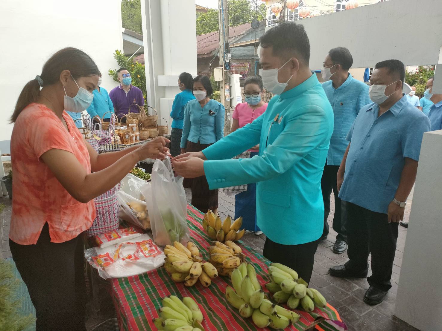 พช.ยโสธร  สวมผ้าไทย ใส่ให้สนุก อนุรักษ์ผ้าไทยให้ทันสมัย ทำบุญตักบาตร ในงานทำบุญตักบาตร ย้อนยุควิถีถิ่นวิถีไทย