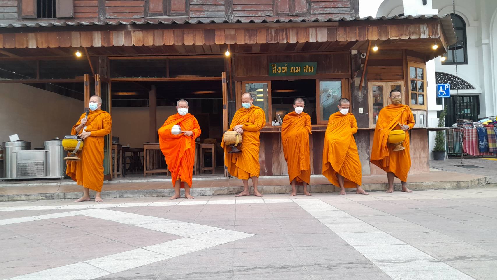 พช.ยโสธร  สวมผ้าไทย ใส่ให้สนุก อนุรักษ์ผ้าไทยให้ทันสมัย ทำบุญตักบาตร ในงานทำบุญตักบาตร ย้อนยุควิถีถิ่นวิถีไทย