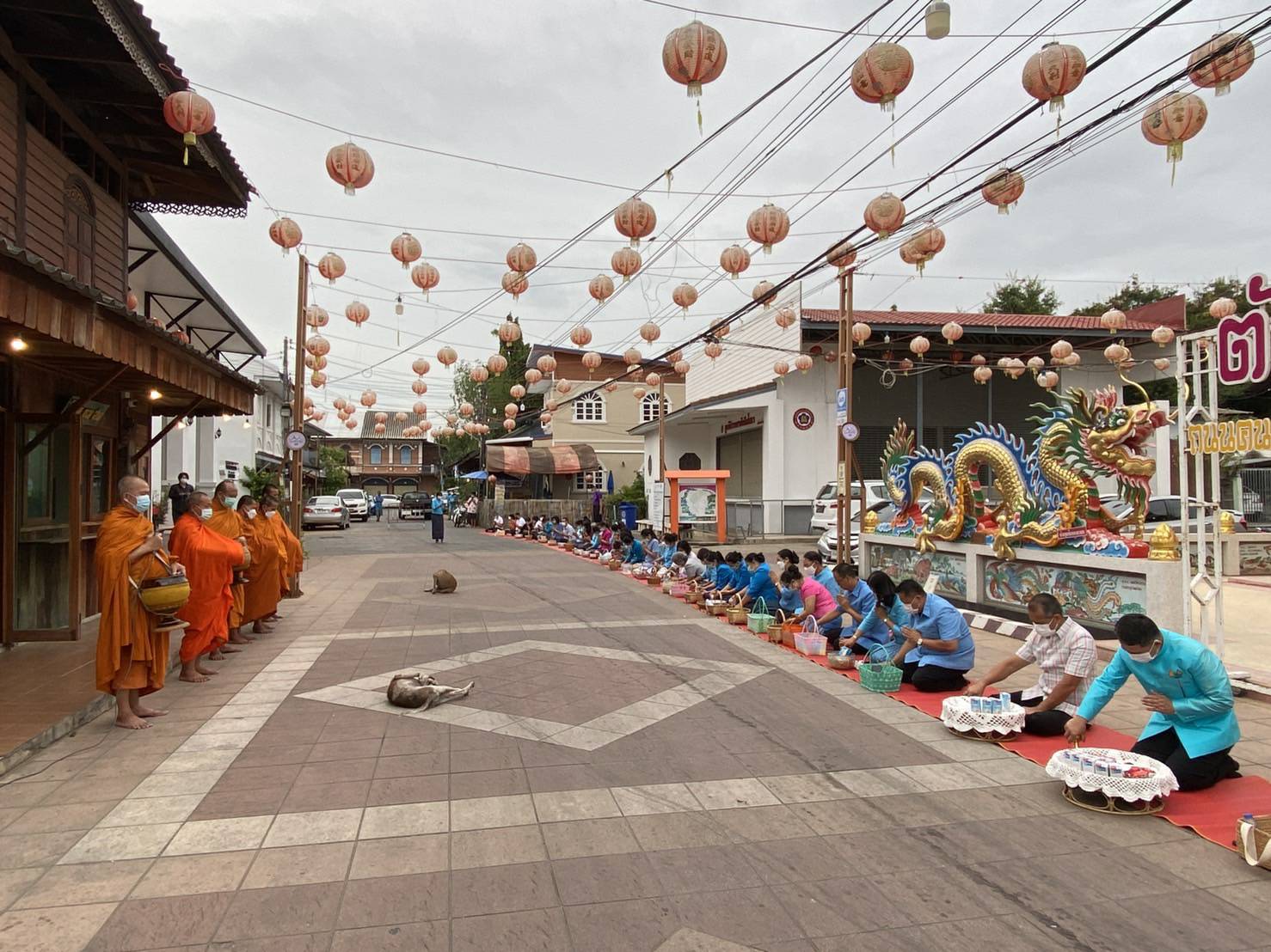 พช.ยโสธร  สวมผ้าไทย ใส่ให้สนุก อนุรักษ์ผ้าไทยให้ทันสมัย ทำบุญตักบาตร ในงานทำบุญตักบาตร ย้อนยุควิถีถิ่นวิถีไทย