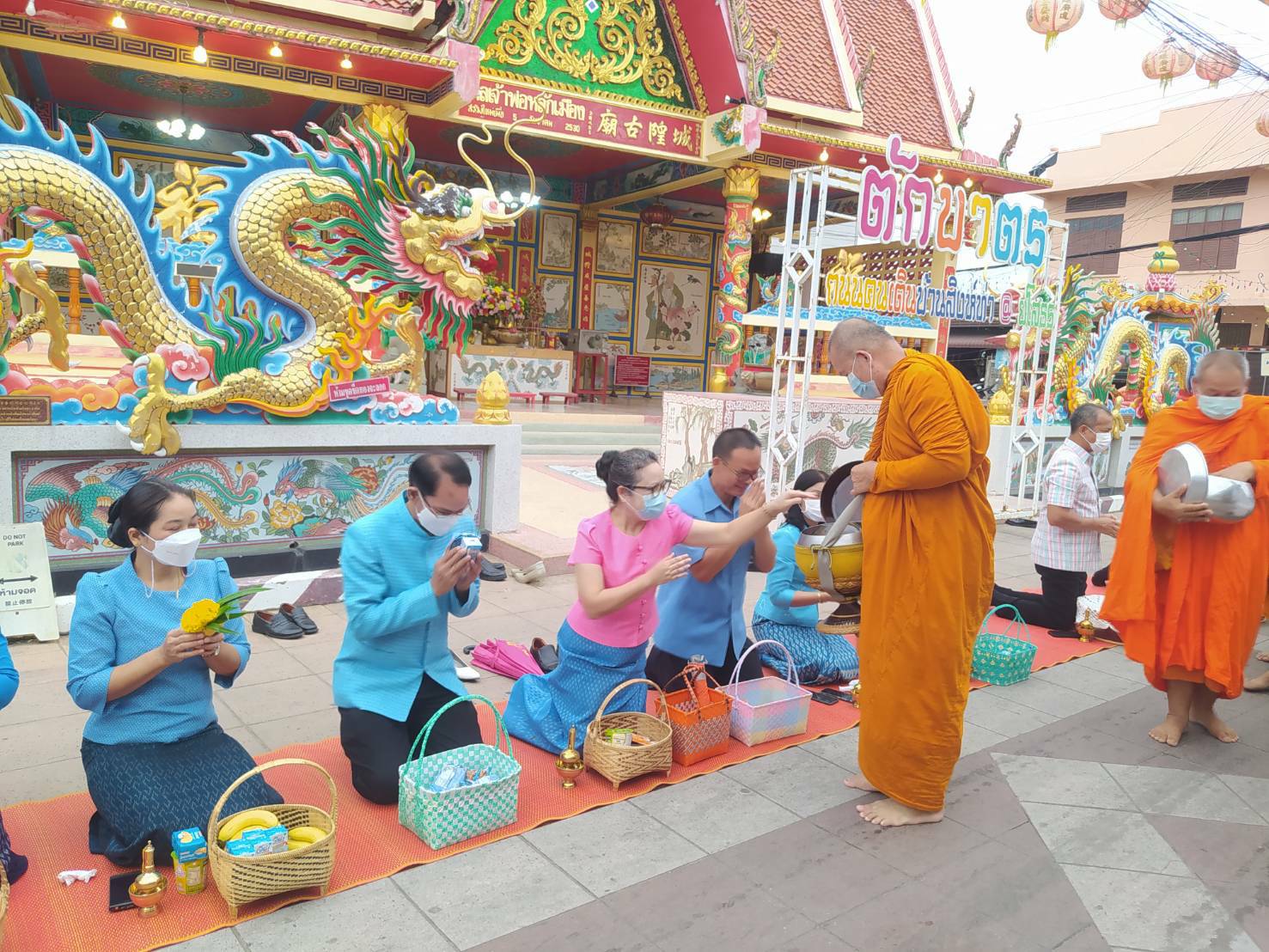 พช.ยโสธร  สวมผ้าไทย ใส่ให้สนุก อนุรักษ์ผ้าไทยให้ทันสมัย ทำบุญตักบาตร ในงานทำบุญตักบาตร ย้อนยุควิถีถิ่นวิถีไทย