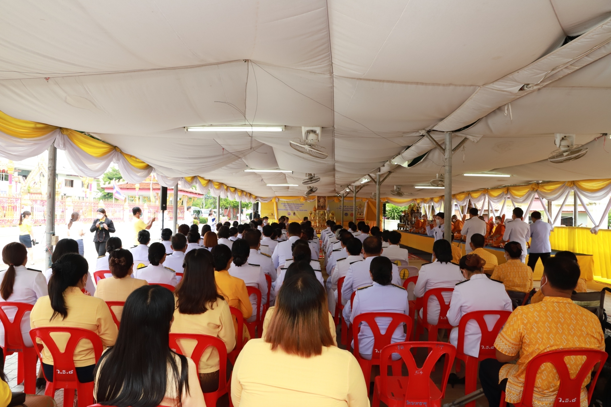 พช.ยโสธร ร่วมพิธีเจริญพระพุทธมนต์ สมโภชพระพุทธบุษยรัตน์เฉลิมพระเกียรติและถวายพระราชกุศล พระบาทสมเด็จพระเจ้าอยู่หัว เนื่องในโอกาส วันเฉลิมพระชนมพรรษา 28 กรกฎาคม 2565 ที่วัดมหาธาตุ (พระอารามหลวง)