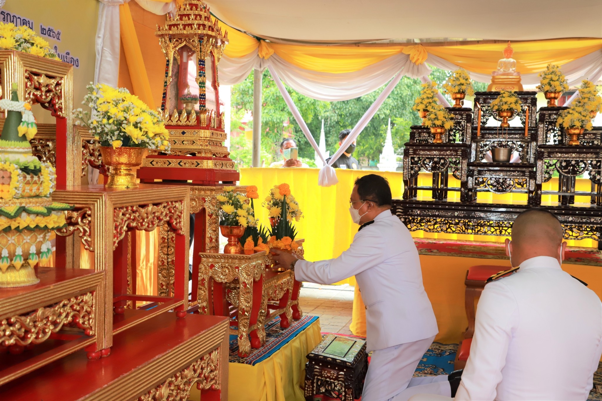 พช.ยโสธร ร่วมพิธีเจริญพระพุทธมนต์ สมโภชพระพุทธบุษยรัตน์เฉลิมพระเกียรติและถวายพระราชกุศล พระบาทสมเด็จพระเจ้าอยู่หัว เนื่องในโอกาส วันเฉลิมพระชนมพรรษา 28 กรกฎาคม 2565 ที่วัดมหาธาตุ (พระอารามหลวง)