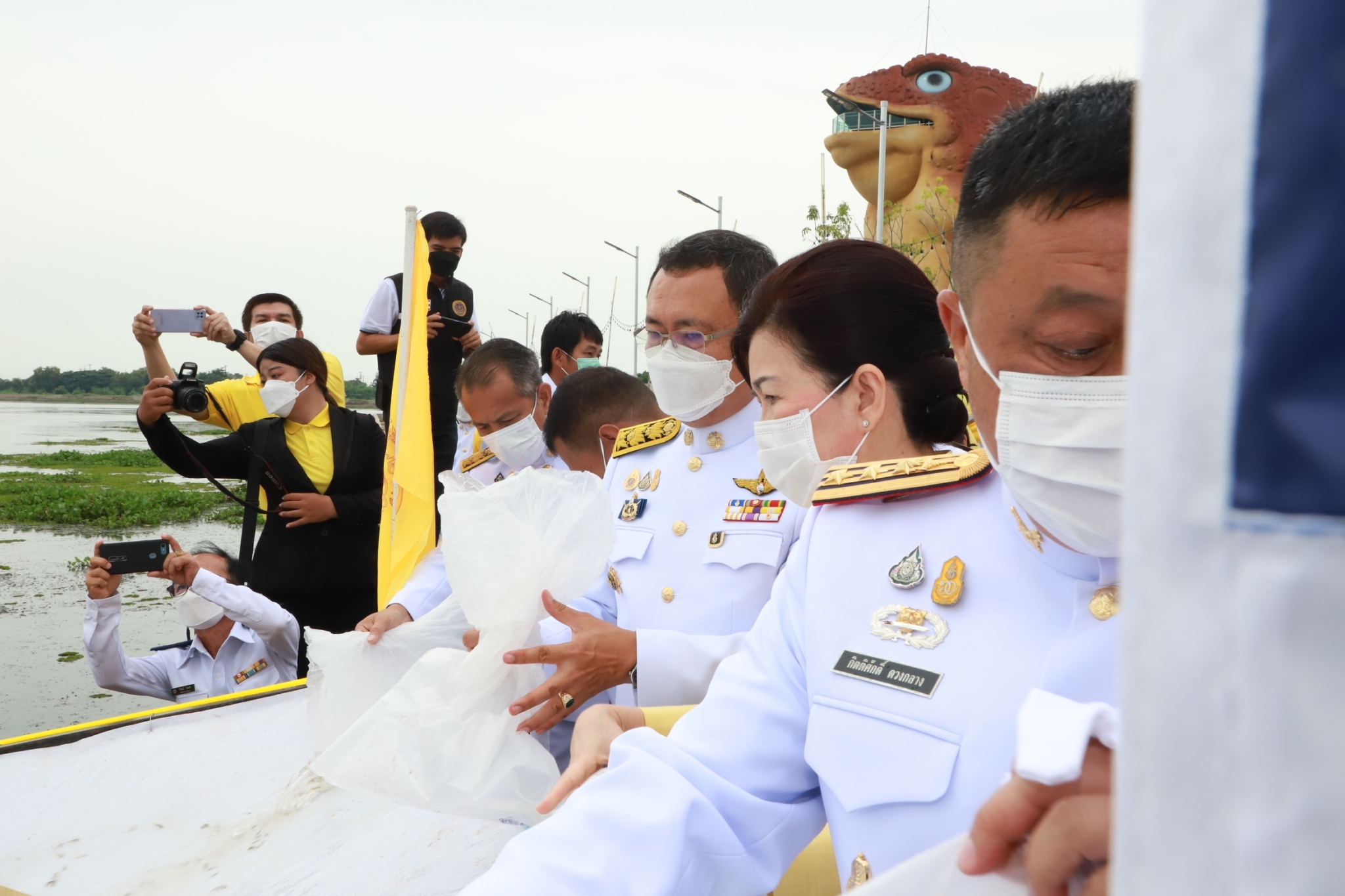 พช.ยโสธร ร่วมปล่อยพันธุ์สัตว์น้ำ 300,000.ตัว เฉลิมพระเกียรติ เนื่องในโอกาสวันเฉลิมพระชนมพรรษา พระบาทสมเด็จพระเจ้าอยู่หัว 28 กรกฎาคม 2565 ที่บริเวณลำทวน แหล่งท่องเที่ยววิมานพญาแถน อ.เมืองยโสธร 