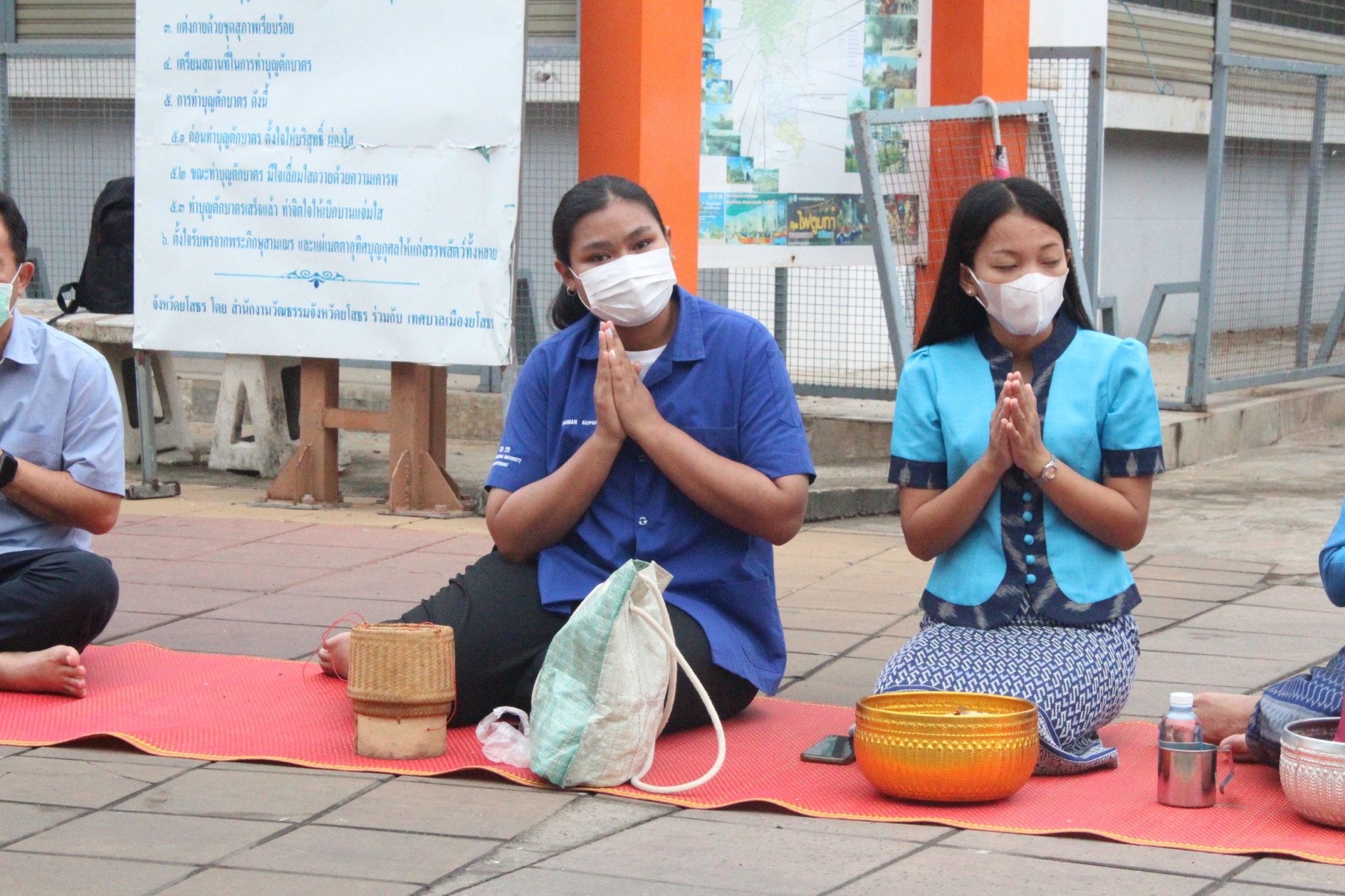พช.ยโสธร สวมผ้าไทย ใส่ให้สนุก อนุรักษ์ผ้าไทยให้ทันสมัย ทำบุญตักบาตร ในงานทำบุญตักบาตร ย้อนยุควิถีถิ่นวิถีไทย