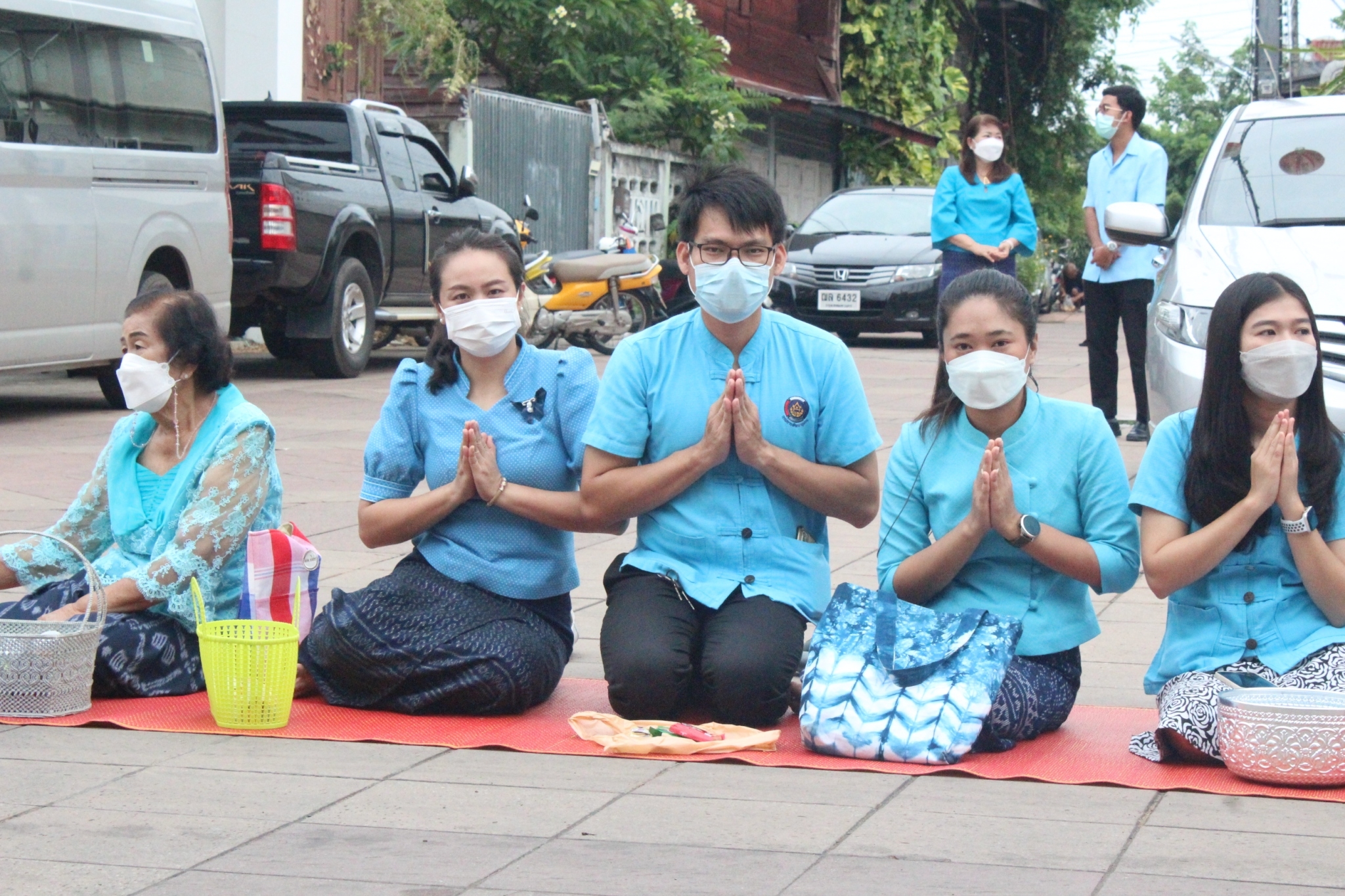 พช.ยโสธร สวมผ้าไทย ใส่ให้สนุก อนุรักษ์ผ้าไทยให้ทันสมัย ทำบุญตักบาตร ในงานทำบุญตักบาตร ย้อนยุควิถีถิ่นวิถีไทย