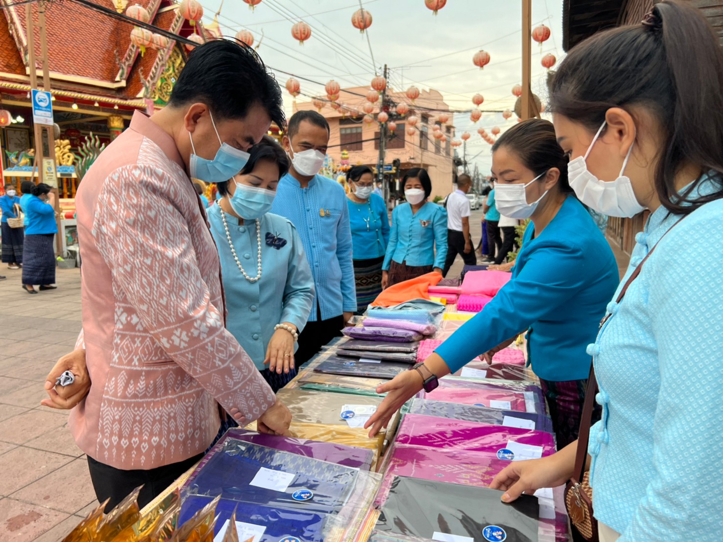พช.ยโสธร สวมผ้าไทย ใส่ให้สนุก อนุรักษ์ผ้าไทยให้ทันสมัย ทำบุญตักบาตร ในงานทำบุญตักบาตร ย้อนยุควิถีถิ่นวิถีไทย