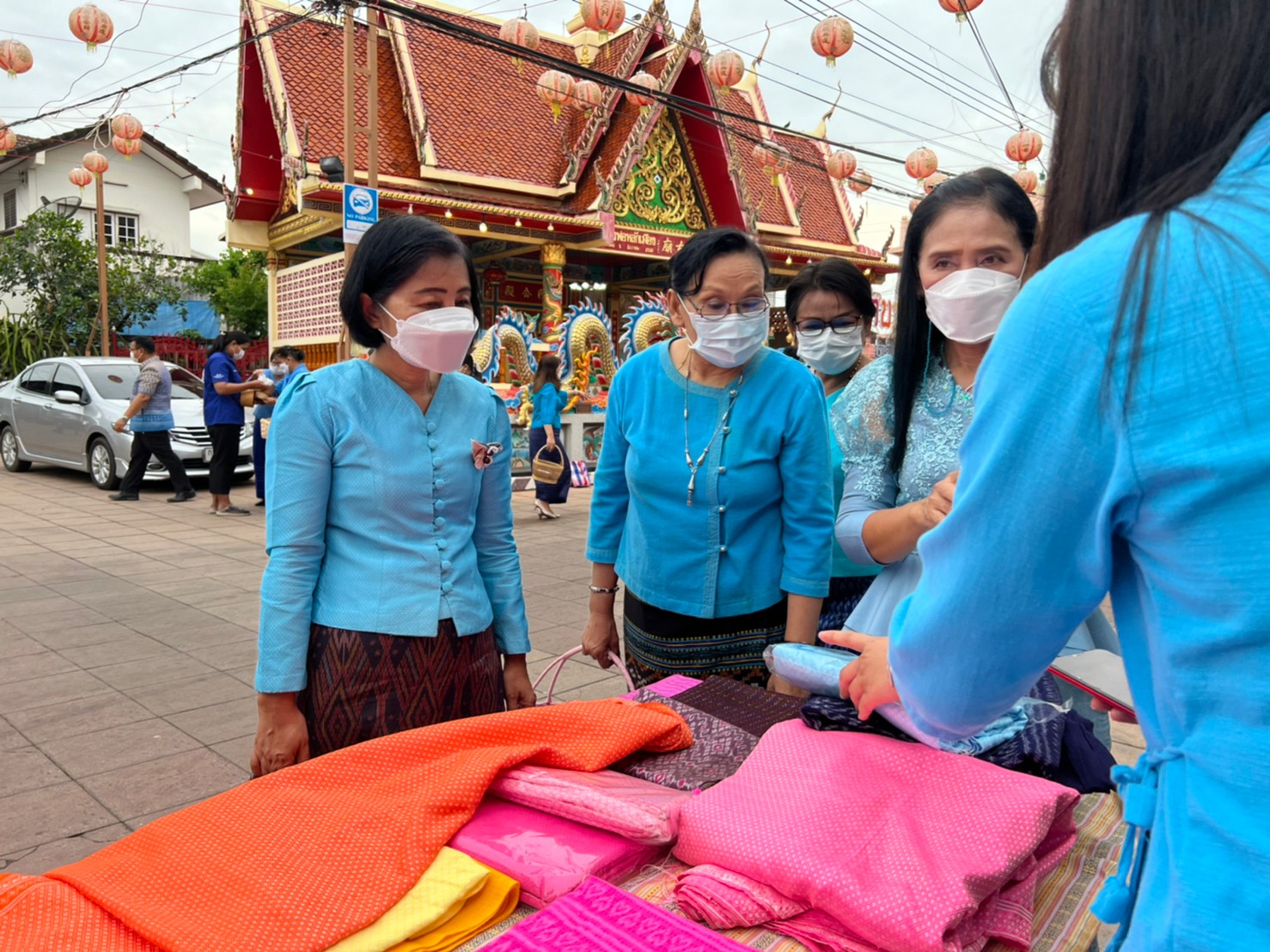 พช.ยโสธร สวมผ้าไทย ใส่ให้สนุก อนุรักษ์ผ้าไทยให้ทันสมัย ทำบุญตักบาตร ในงานทำบุญตักบาตร ย้อนยุควิถีถิ่นวิถีไทย