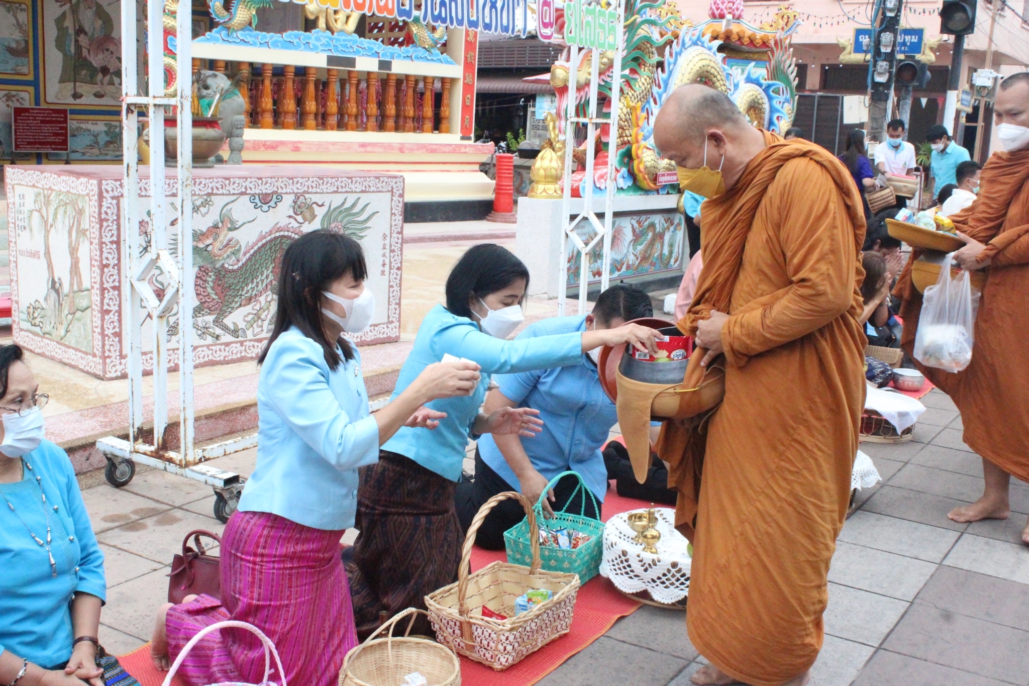พช.ยโสธร สวมผ้าไทย ใส่ให้สนุก อนุรักษ์ผ้าไทยให้ทันสมัย ทำบุญตักบาตร ในงานทำบุญตักบาตร ย้อนยุควิถีถิ่นวิถีไทย