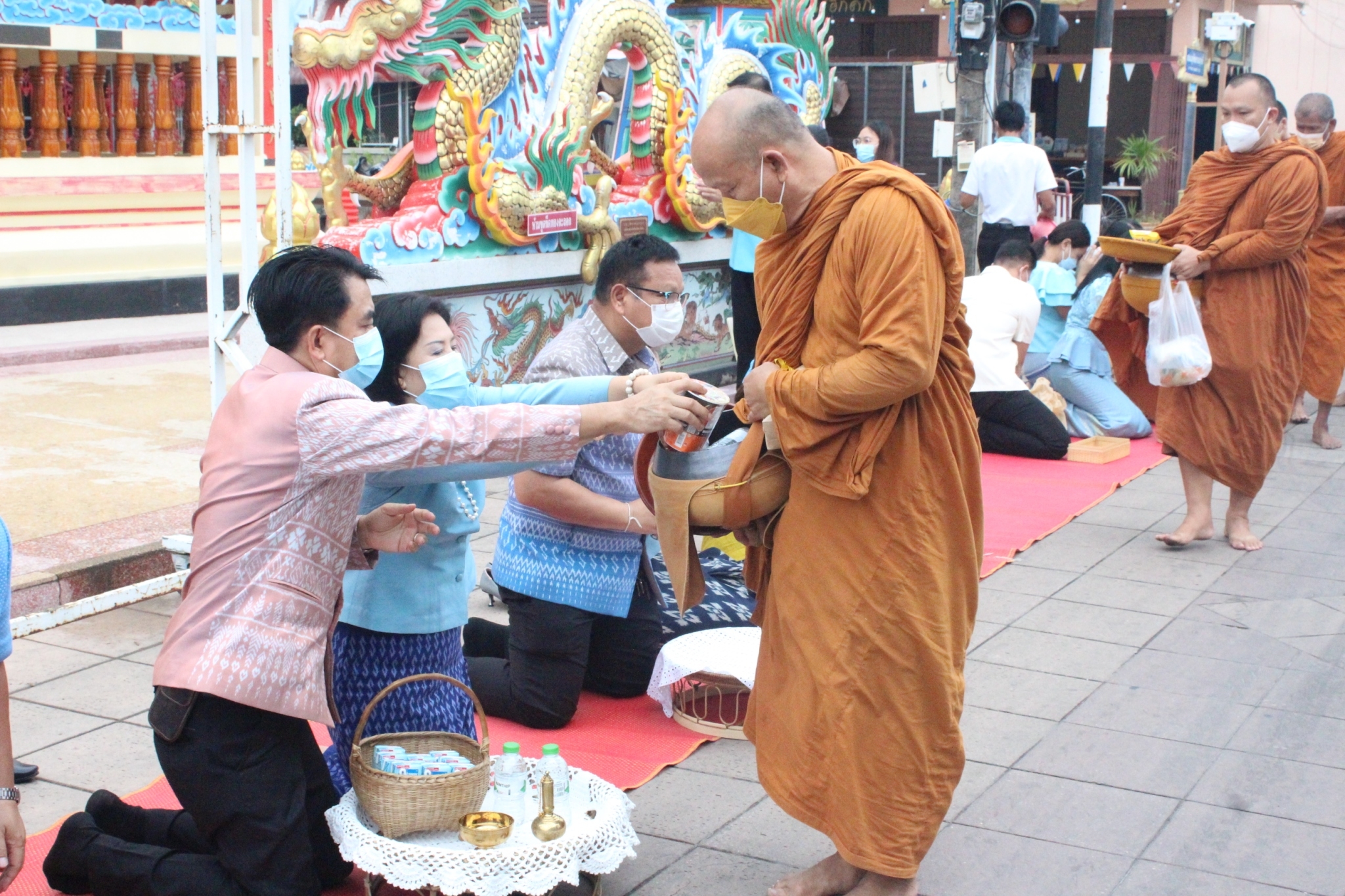 พช.ยโสธร สวมผ้าไทย ใส่ให้สนุก อนุรักษ์ผ้าไทยให้ทันสมัย ทำบุญตักบาตร ในงานทำบุญตักบาตร ย้อนยุควิถีถิ่นวิถีไทย