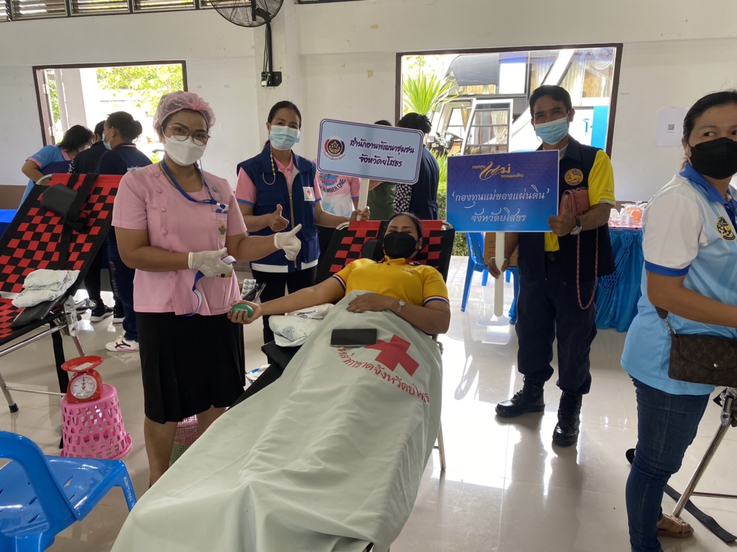 พช.ยโสธร ร่วมกับเครือข่ายกองทุนแม่ของแผ่นดินจังหวัดยโสธร…จัดกิจกรรมบริจาคโลหิตตามโครงการบริจาคโลหิต “90 พรรษา 90 ล้านซีซี ถวายราชสดุดี สมเด็จพระบรมราชชนนีพันปีหลวง” ร่วมกับ สำนักงานเหล่ากาชาดจังหวัดยโสธร