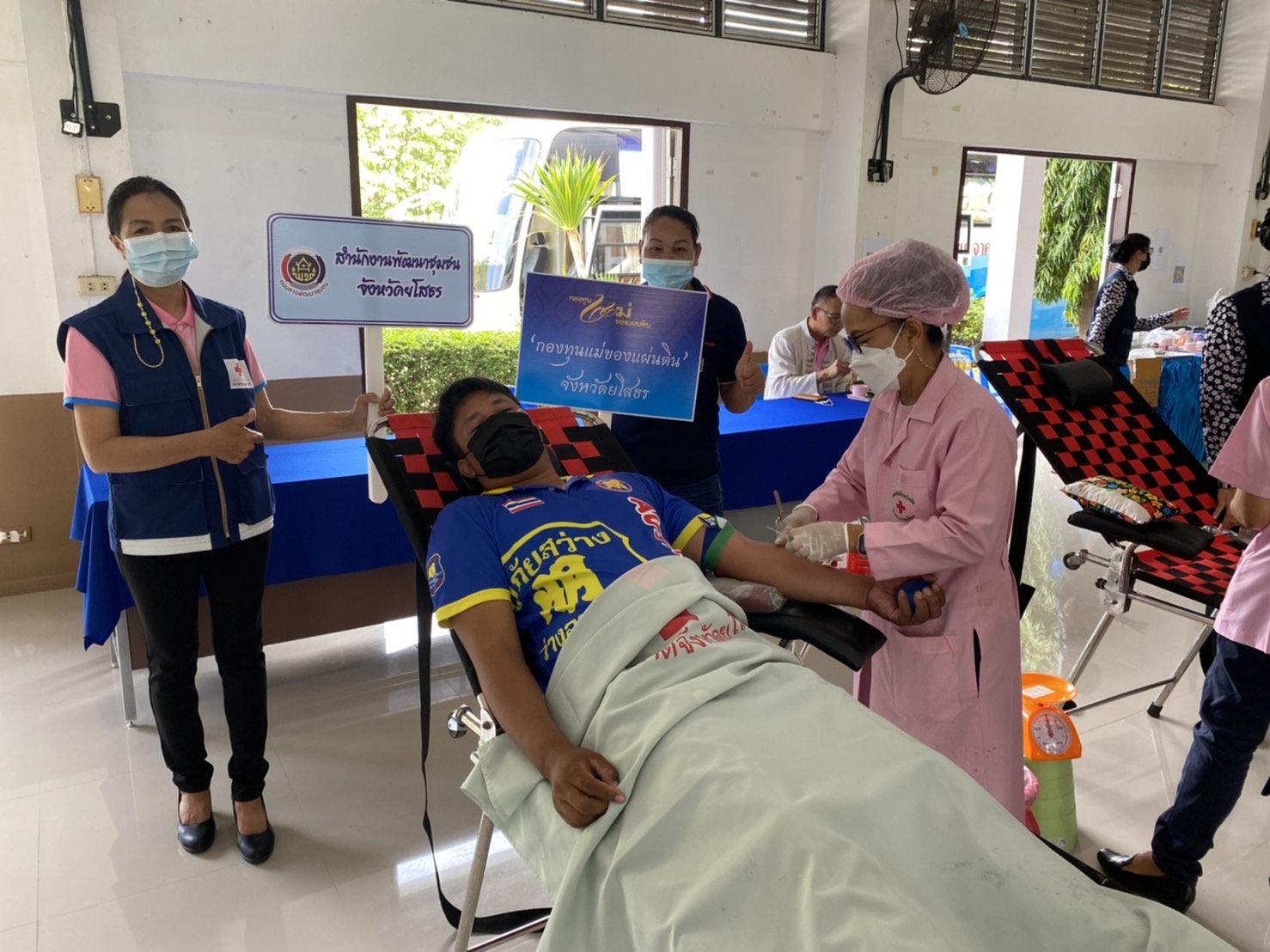 พช.ยโสธร ร่วมกับเครือข่ายกองทุนแม่ของแผ่นดินจังหวัดยโสธร…จัดกิจกรรมบริจาคโลหิตตามโครงการบริจาคโลหิต “90 พรรษา 90 ล้านซีซี ถวายราชสดุดี สมเด็จพระบรมราชชนนีพันปีหลวง” ร่วมกับ สำนักงานเหล่ากาชาดจังหวัดยโสธร