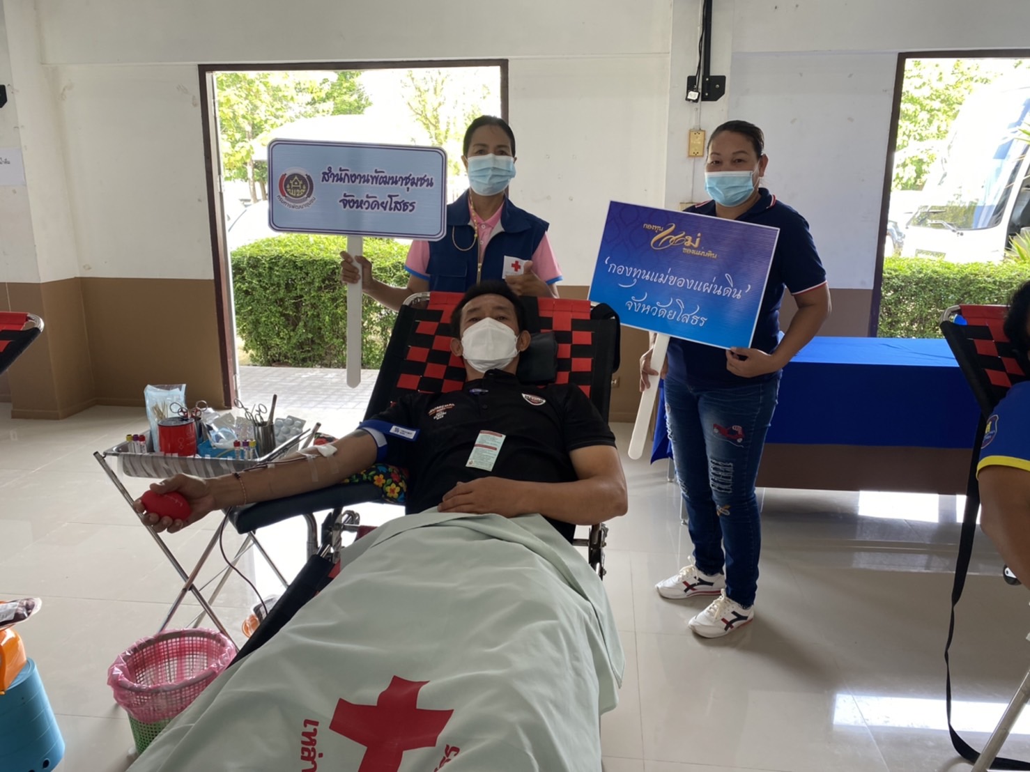 พช.ยโสธร ร่วมกับเครือข่ายกองทุนแม่ของแผ่นดินจังหวัดยโสธร…จัดกิจกรรมบริจาคโลหิตตามโครงการบริจาคโลหิต “90 พรรษา 90 ล้านซีซี ถวายราชสดุดี สมเด็จพระบรมราชชนนีพันปีหลวง” ร่วมกับ สำนักงานเหล่ากาชาดจังหวัดยโสธร