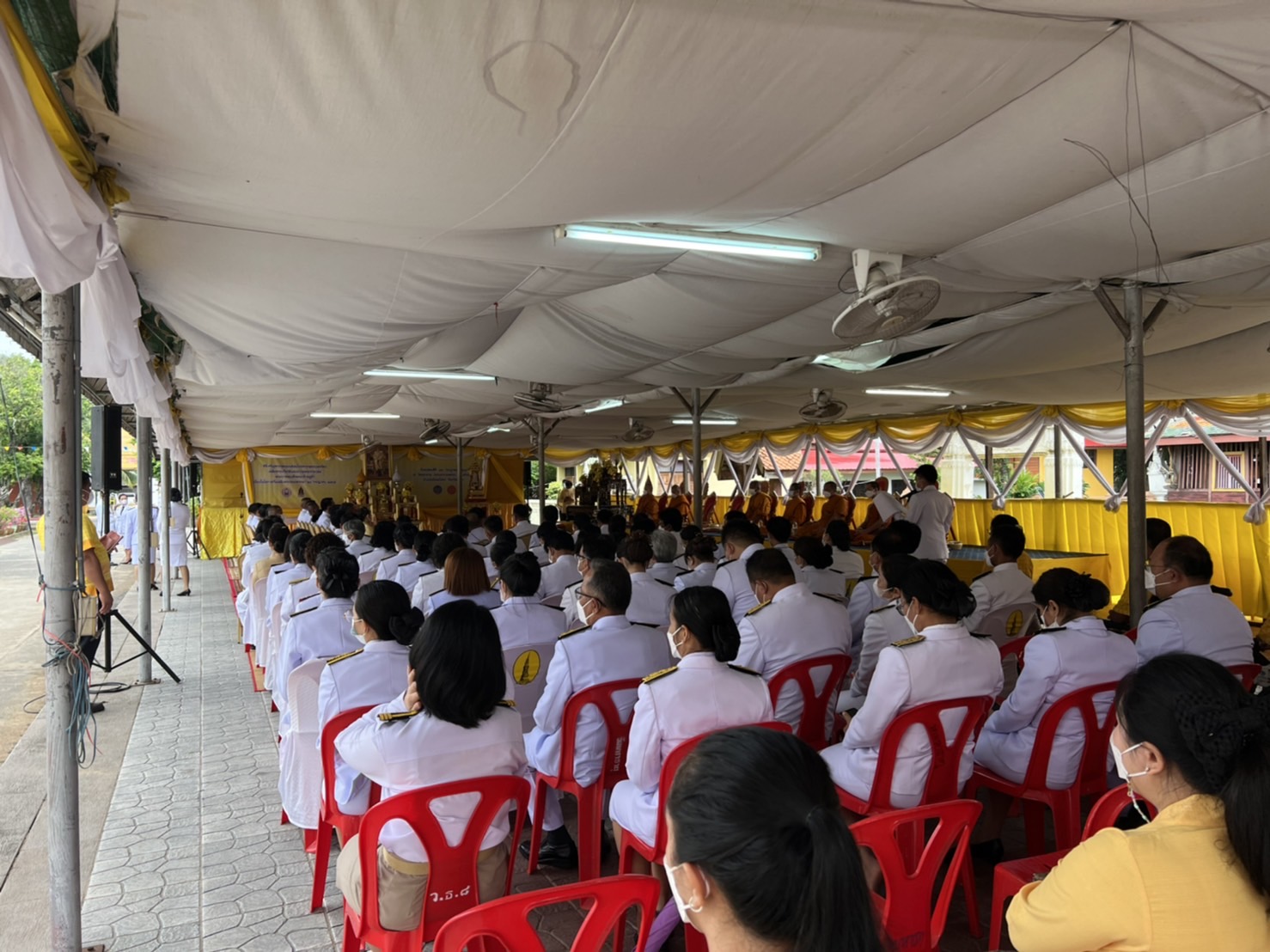 พช.ยโสธร ร่วมพิธีเจริญพระพุทธมนต์ สมโภชพระพุทธบุษยรัตน์เฉลิมพระเกียรติและถวายพระราชกุศล พระบาทสมเด็จพระเจ้าอยู่หัว เนื่องในโอกาส วันเฉลิมพระชนมพรรษา 28 กรกฎาคม 2565 ที่วัดมหาธาตุ (พระอารามหลวง)