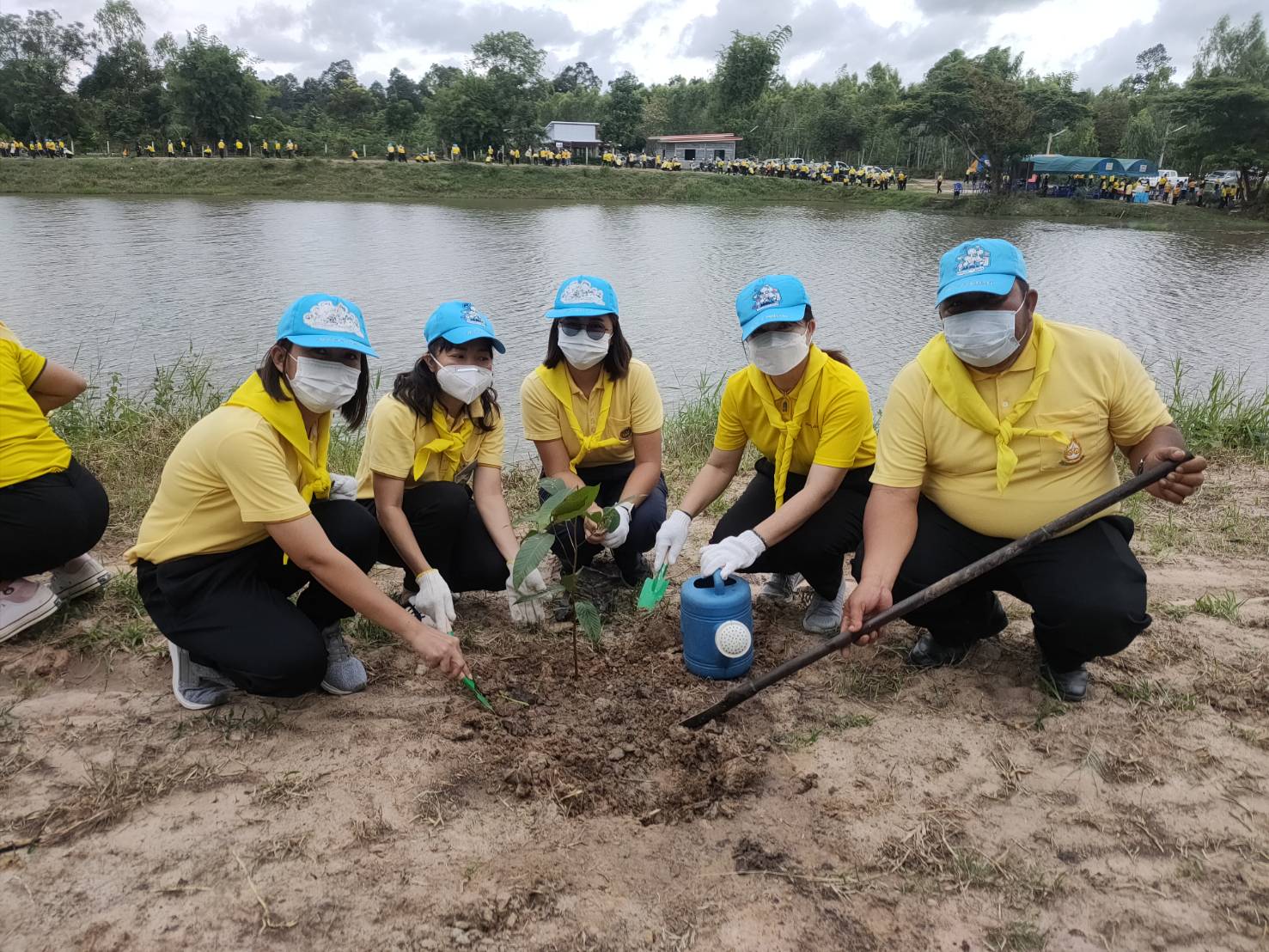 พช.ยโสธร   ร่วมกิจกรรมจิตอาสาพัฒนาปลูกต้นไม้ ปล่อยพันธุ์สัตว์น้ำ   เฉลิมพระเกียรติเนื่องในโอกาสวันเฉลิมพระชนมพรรษา 90 พรรษา 12 สิงหาคม 2565 สมเด็จพระนางเจ้าสิริกิติ์ พระบรมราชินีนาถ พระบรมราชชนนีพันปีหลวง 12 สิงหาคม 2565 ที่หนองน้ำสาธารณะบ้านบาก ต.สำราญ อ.เมืองยโสธร