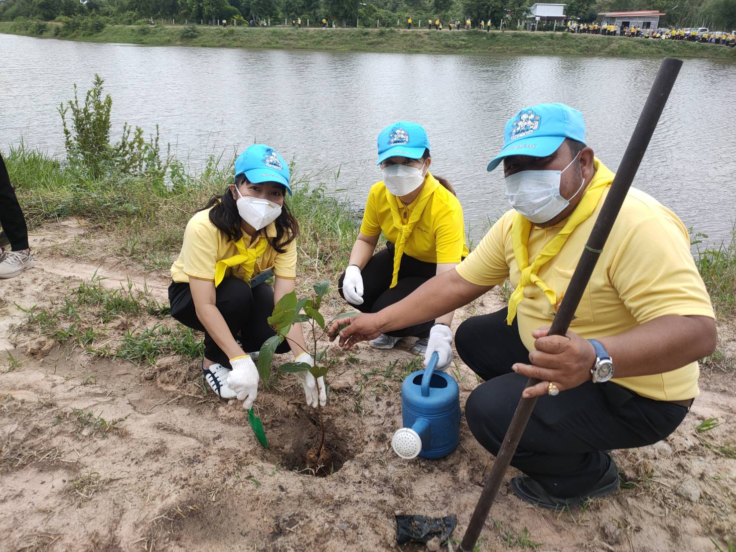 พช.ยโสธร   ร่วมกิจกรรมจิตอาสาพัฒนาปลูกต้นไม้ ปล่อยพันธุ์สัตว์น้ำ   เฉลิมพระเกียรติเนื่องในโอกาสวันเฉลิมพระชนมพรรษา 90 พรรษา 12 สิงหาคม 2565 สมเด็จพระนางเจ้าสิริกิติ์ พระบรมราชินีนาถ พระบรมราชชนนีพันปีหลวง 12 สิงหาคม 2565 ที่หนองน้ำสาธารณะบ้านบาก ต.สำราญ อ.เมืองยโสธร