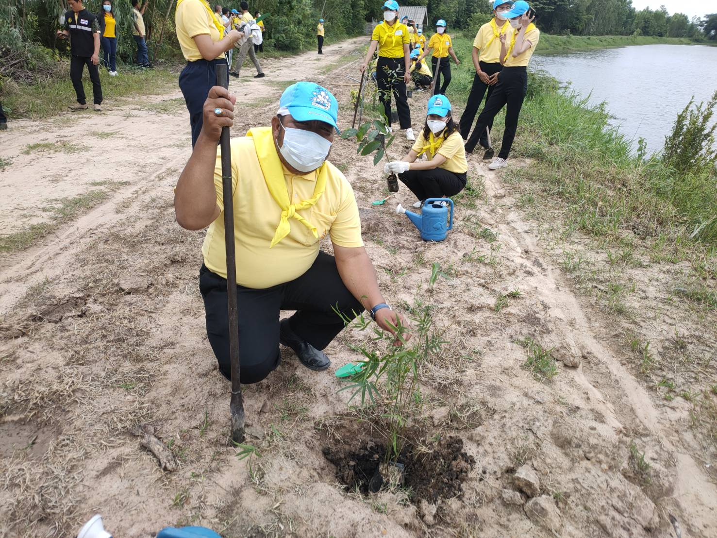 พช.ยโสธร   ร่วมกิจกรรมจิตอาสาพัฒนาปลูกต้นไม้ ปล่อยพันธุ์สัตว์น้ำ   เฉลิมพระเกียรติเนื่องในโอกาสวันเฉลิมพระชนมพรรษา 90 พรรษา 12 สิงหาคม 2565 สมเด็จพระนางเจ้าสิริกิติ์ พระบรมราชินีนาถ พระบรมราชชนนีพันปีหลวง 12 สิงหาคม 2565 ที่หนองน้ำสาธารณะบ้านบาก ต.สำราญ อ.เมืองยโสธร