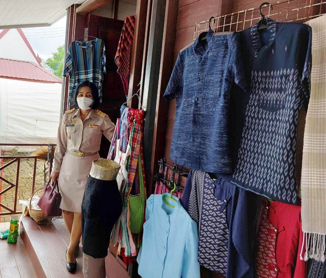 พช.ยโสธร   ติดตามตรวจเยี่ยมให้กำลังใจ ผู้ผลิต/ผู้ประกอบการ OTOP จังหวัดยโสธร  ณ บ้านเรือนไทยวิมานพญาแถน   ริมลำน้ำทวน อำเภอเมืองยโสธร จังหวัดยโสธร