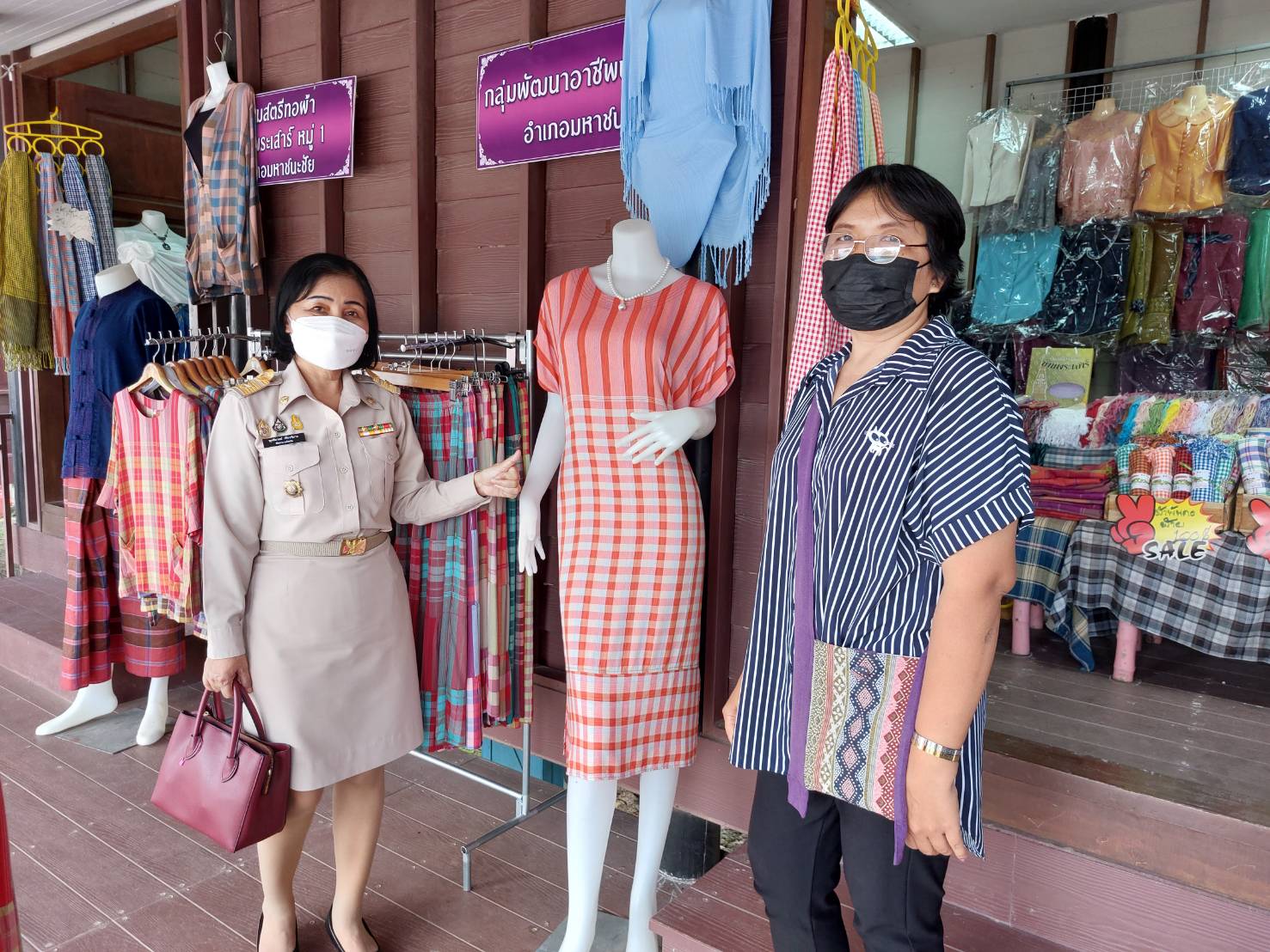 พช.ยโสธร   ติดตามตรวจเยี่ยมให้กำลังใจ ผู้ผลิต/ผู้ประกอบการ OTOP จังหวัดยโสธร  ณ บ้านเรือนไทยวิมานพญาแถน   ริมลำน้ำทวน อำเภอเมืองยโสธร จังหวัดยโสธร