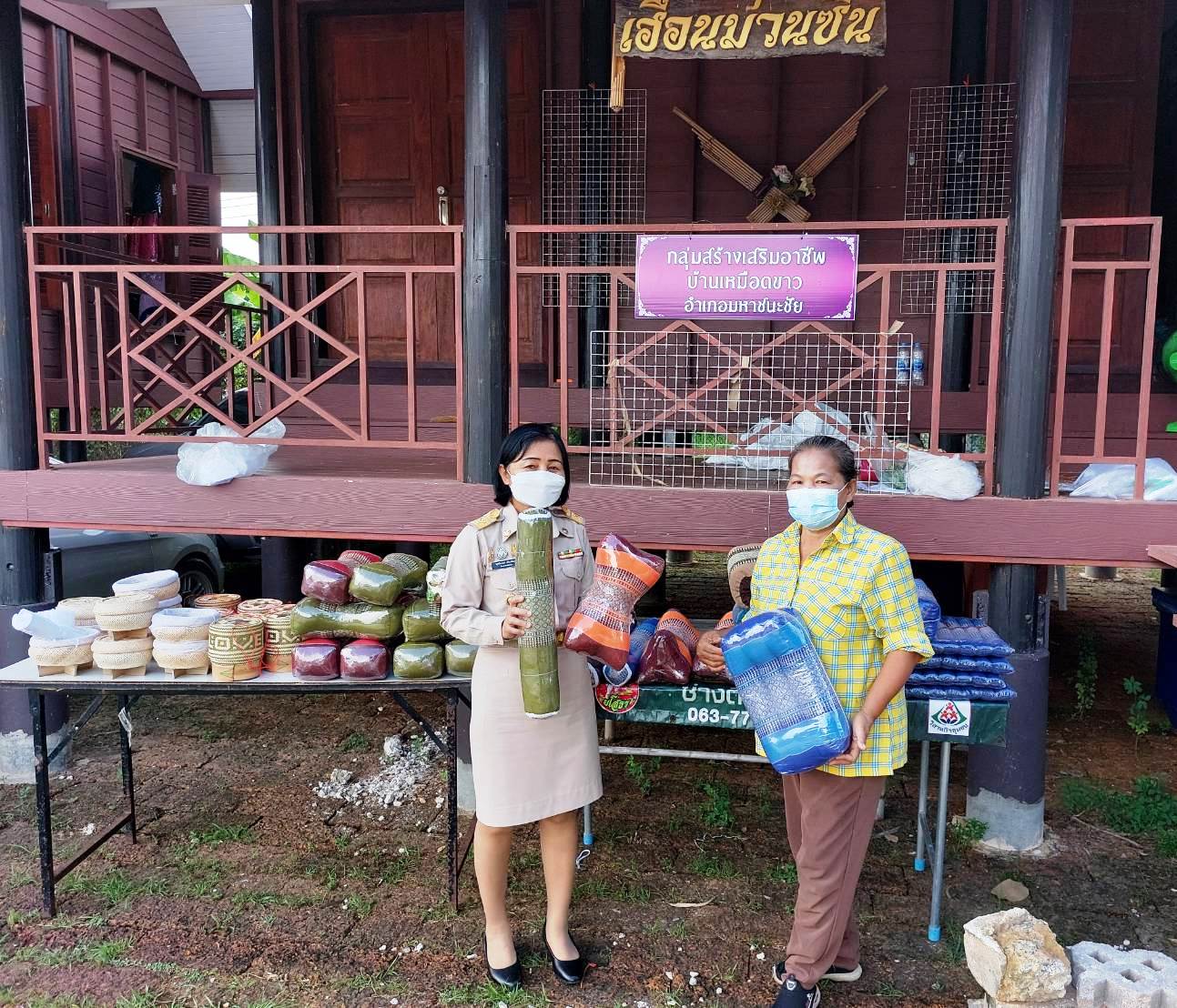 พช.ยโสธร   ติดตามตรวจเยี่ยมให้กำลังใจ ผู้ผลิต/ผู้ประกอบการ OTOP จังหวัดยโสธร  ณ บ้านเรือนไทยวิมานพญาแถน   ริมลำน้ำทวน อำเภอเมืองยโสธร จังหวัดยโสธร