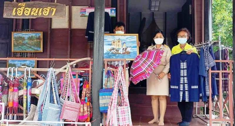 พช.ยโสธร   ติดตามตรวจเยี่ยมให้กำลังใจ ผู้ผลิต/ผู้ประกอบการ OTOP จังหวัดยโสธร  ณ บ้านเรือนไทยวิมานพญาแถน   ริมลำน้ำทวน อำเภอเมืองยโสธร จังหวัดยโสธร