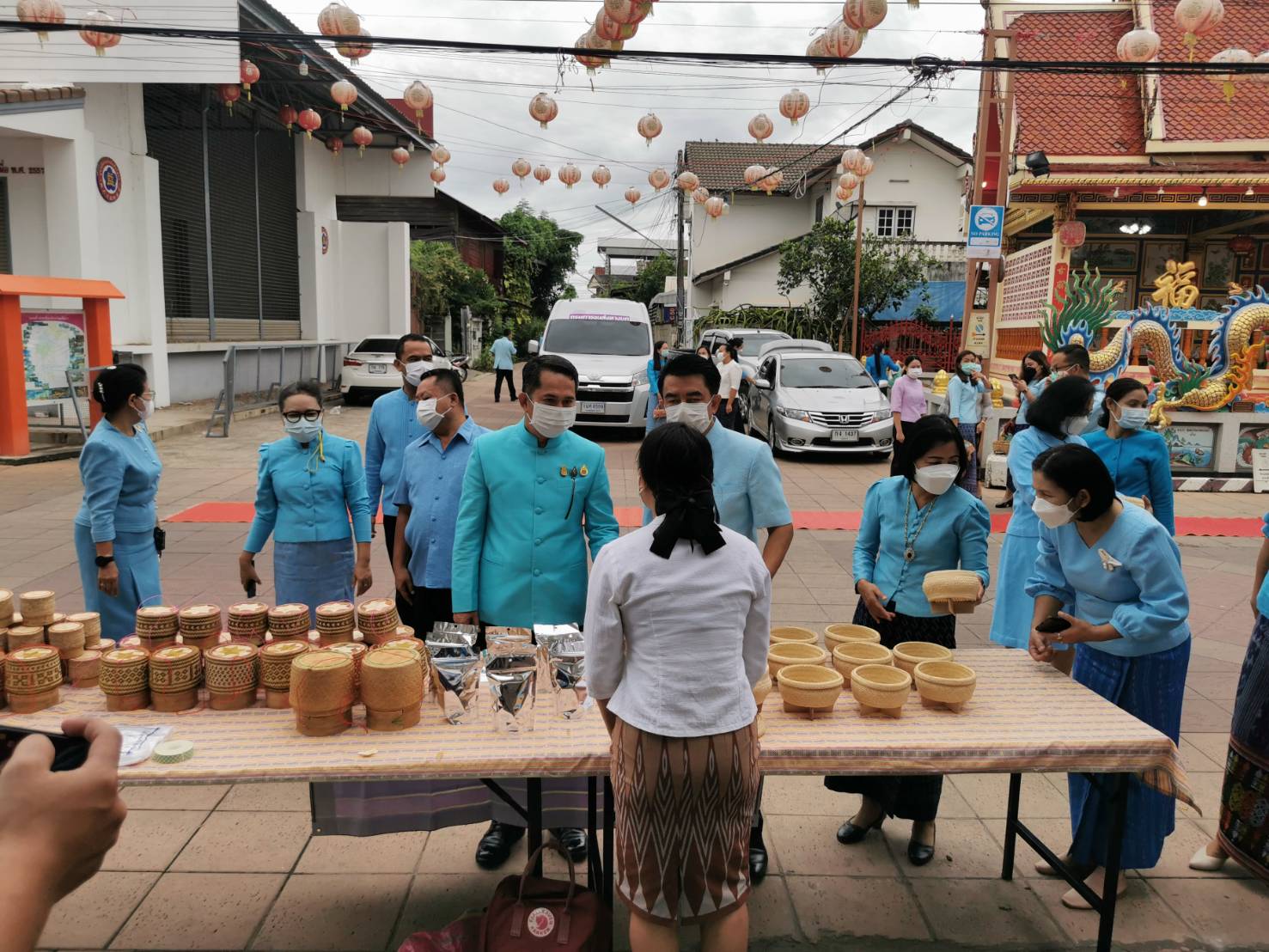 พช.ยโสธร สวมผ้าไทย ใส่ให้สนุก อนุรักษ์ผ้าไทยให้ทันสมัย ทำบุญตักบาตร ในงานทำบุญตักบาตรย้อนยุควิถีถิ่นวิถีไทย และจำหน่ายสินค้า OTOP ณ ถนนคนเดินยโสธร เมืองเก่าบ้านสิงห์