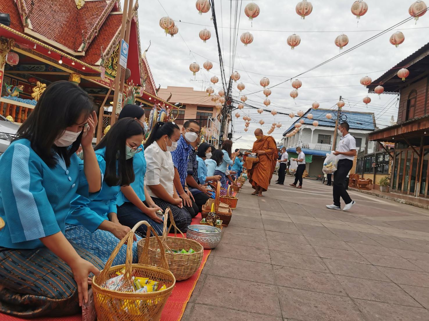 พช.ยโสธร สวมผ้าไทย ใส่ให้สนุก อนุรักษ์ผ้าไทยให้ทันสมัย ทำบุญตักบาตร ในงานทำบุญตักบาตรย้อนยุควิถีถิ่นวิถีไทย และจำหน่ายสินค้า OTOP ณ ถนนคนเดินยโสธร เมืองเก่าบ้านสิงห์